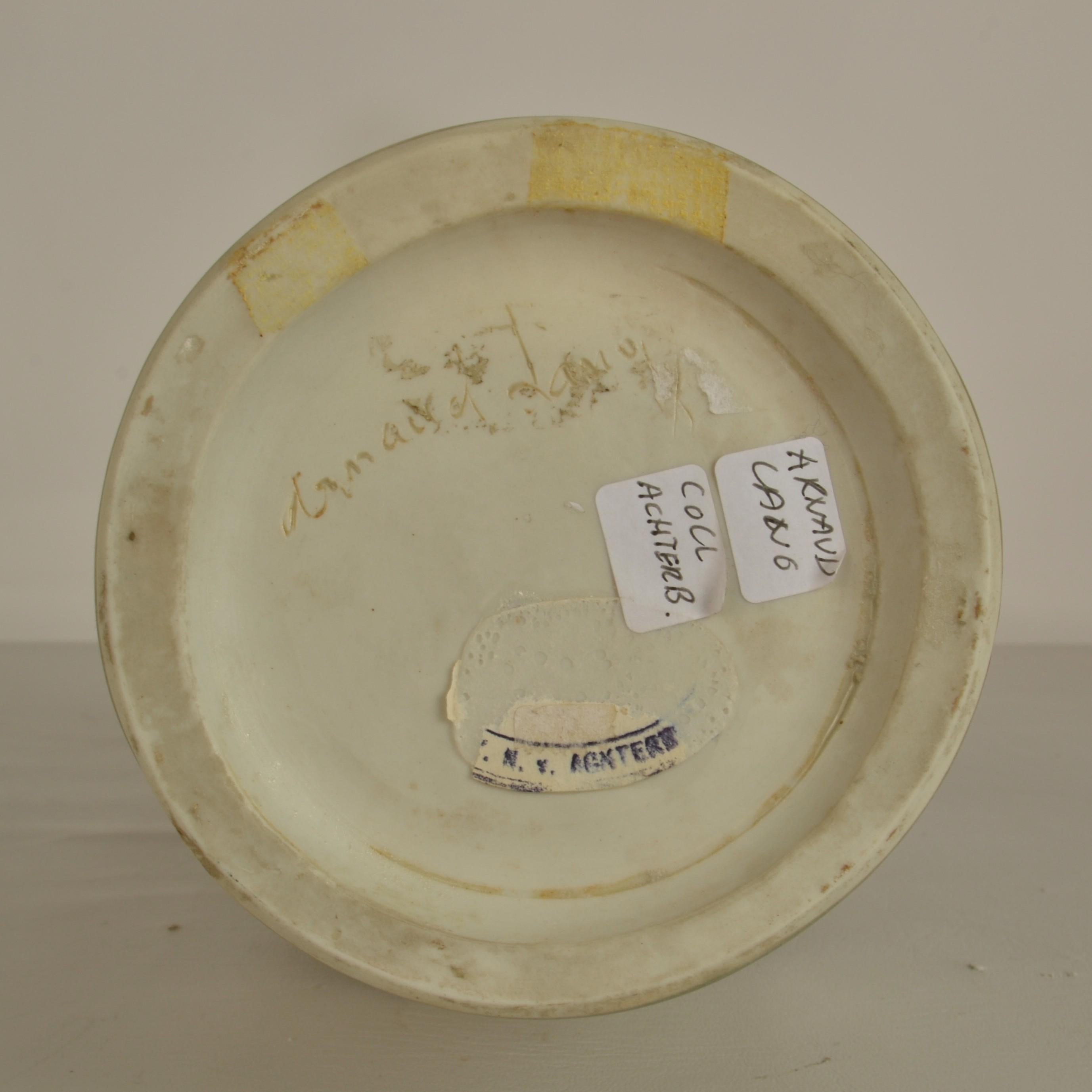 Vaso figurativo in ceramica di Arnaud Lang con bassorilievo di uomini in vendita 5