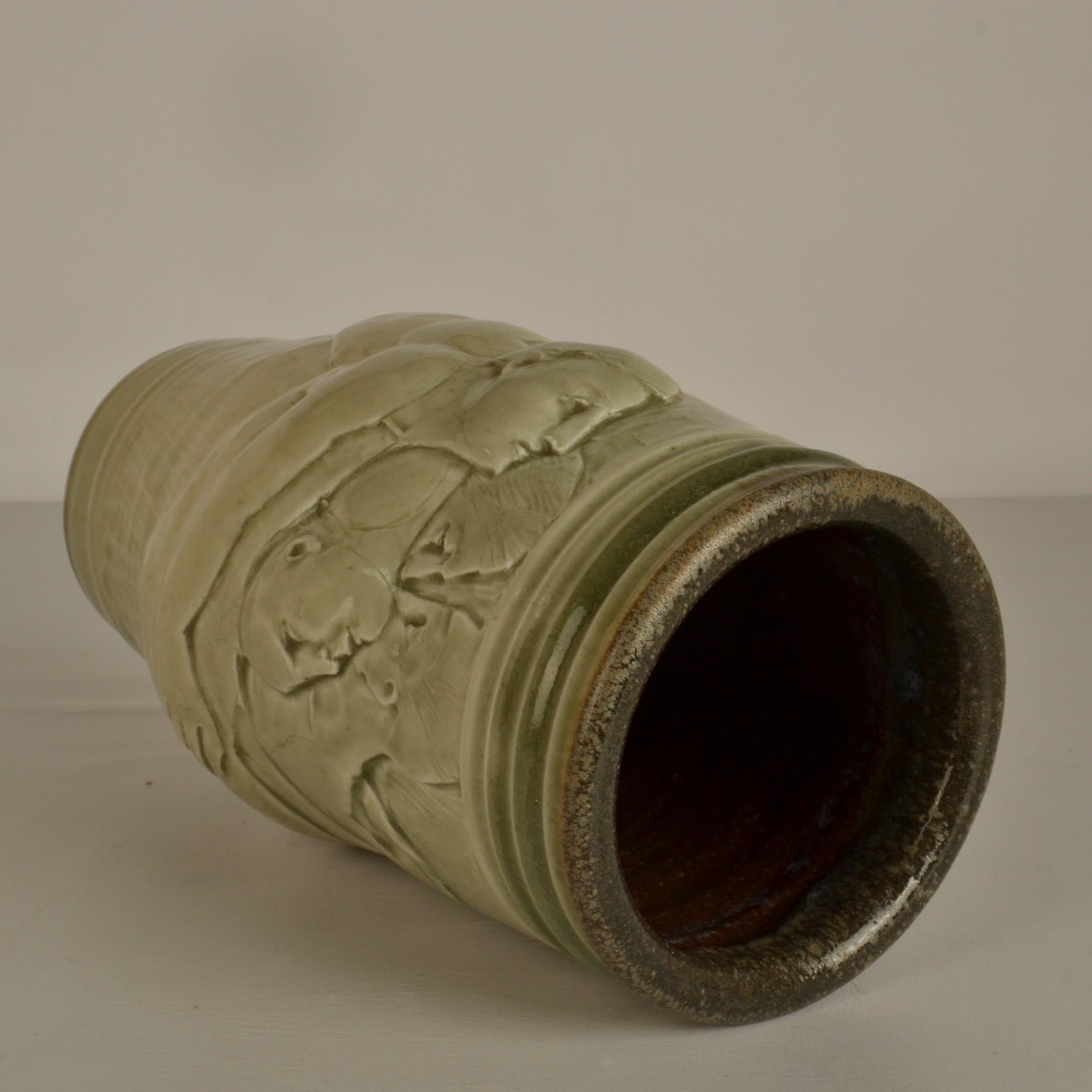Vaso figurativo in ceramica di Arnaud Lang con bassorilievo di uomini in vendita 6