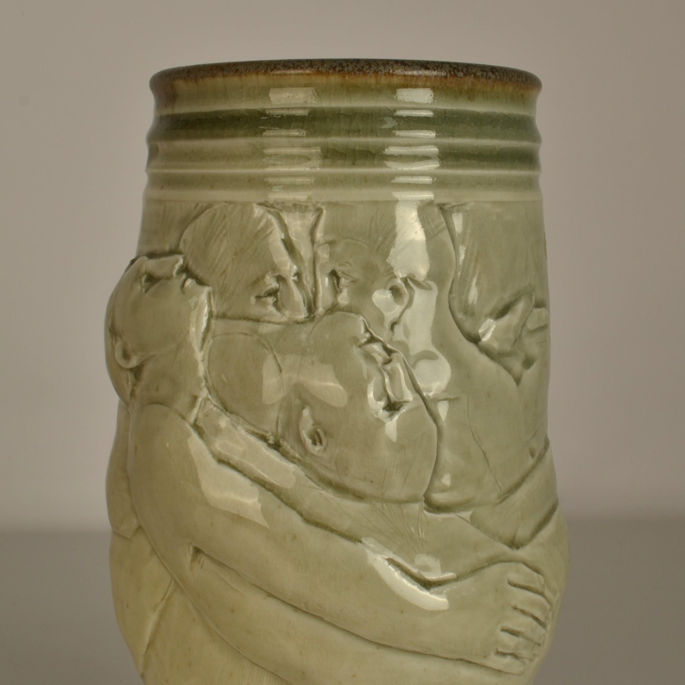 Vaso figurativo in ceramica di Arnaud Lang con bassorilievo di uomini In condizioni ottime in vendita a London, GB