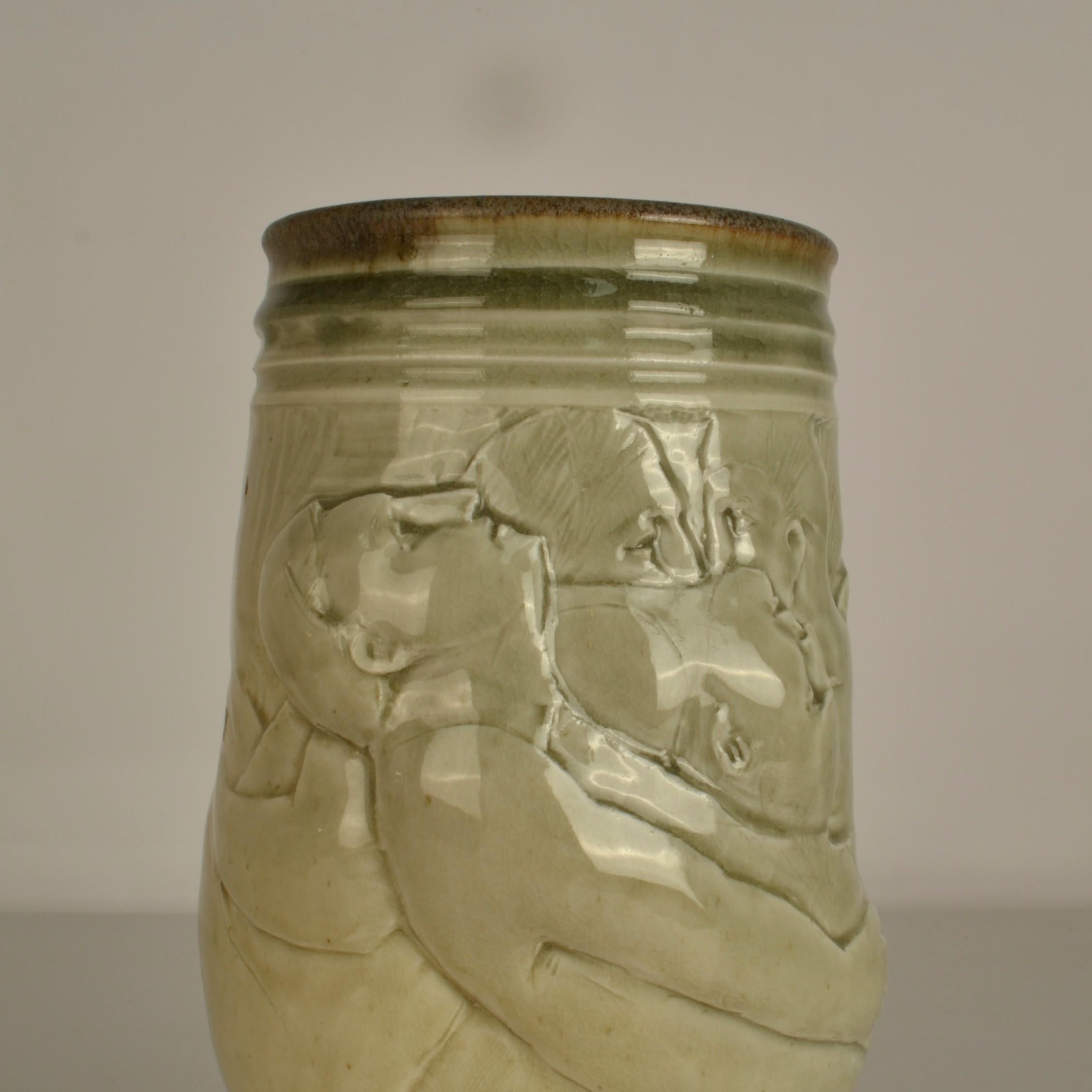 Fine XX secolo Vaso figurativo in ceramica di Arnaud Lang con bassorilievo di uomini in vendita