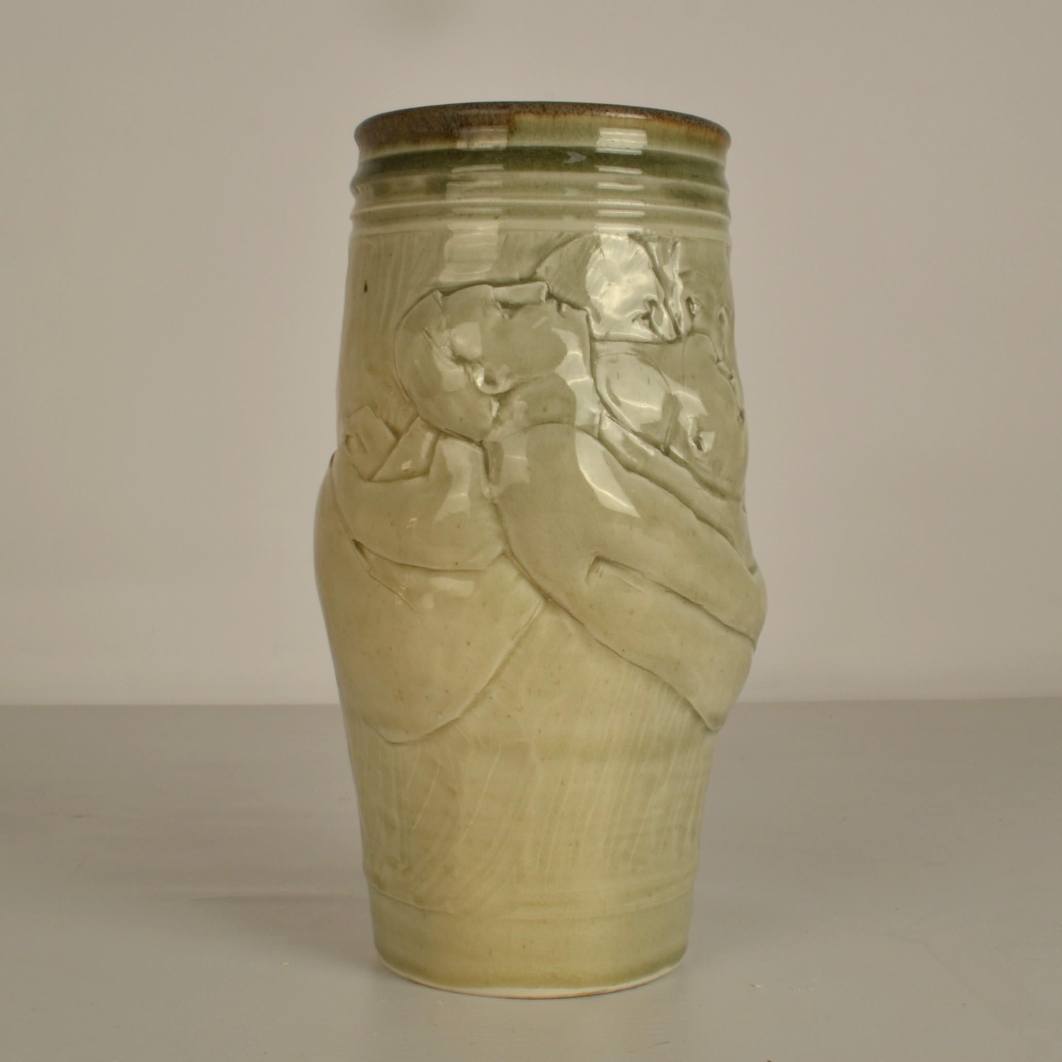 Ceramica Vaso figurativo in ceramica di Arnaud Lang con bassorilievo di uomini in vendita