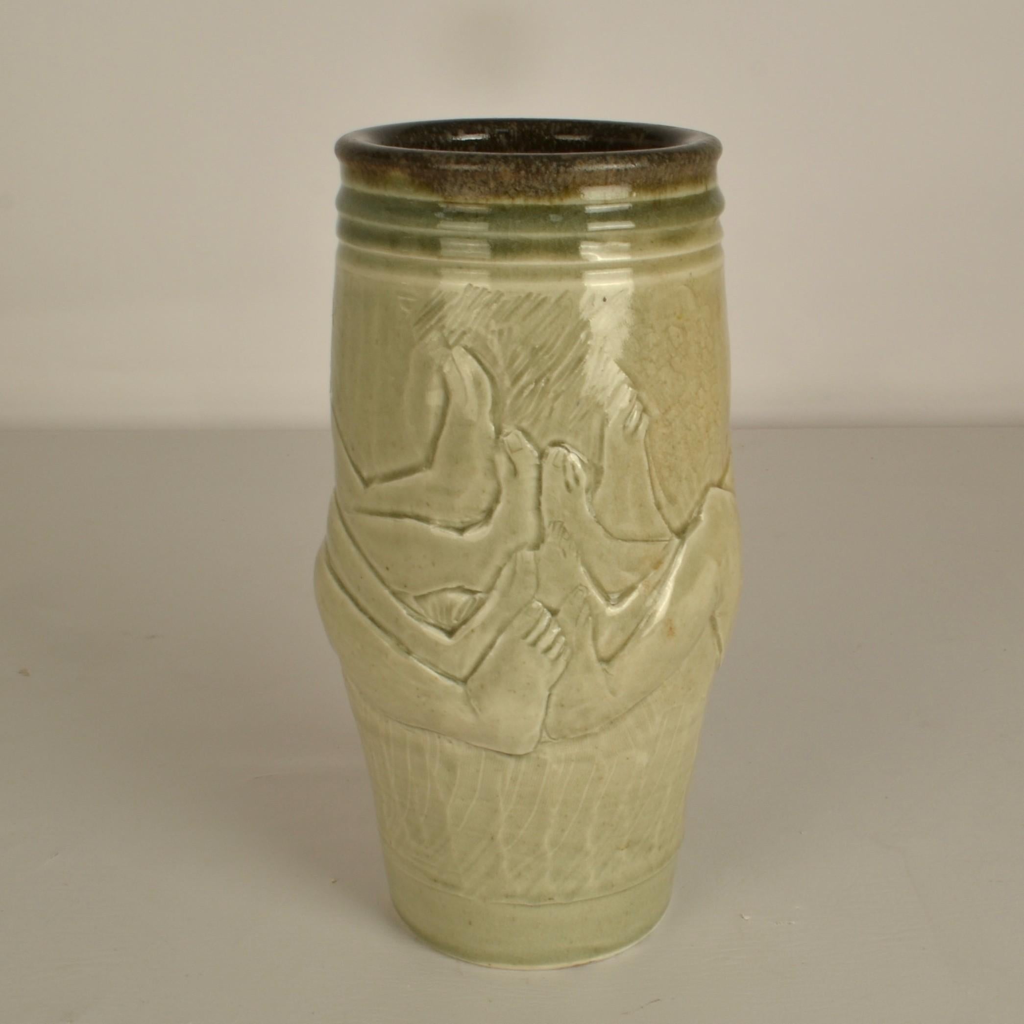Vaso figurativo in ceramica di Arnaud Lang con bassorilievo di uomini in vendita 2