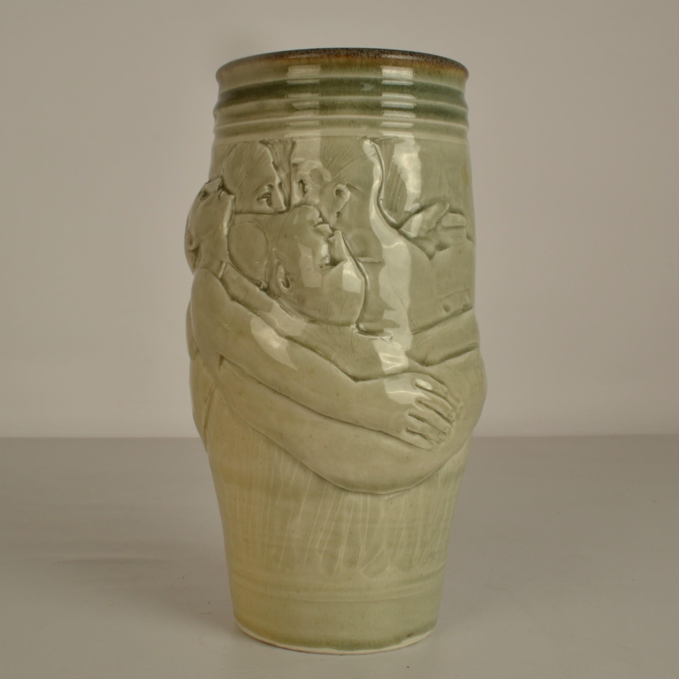 Vaso figurativo in ceramica di Arnaud Lang con bassorilievo di uomini in vendita 3