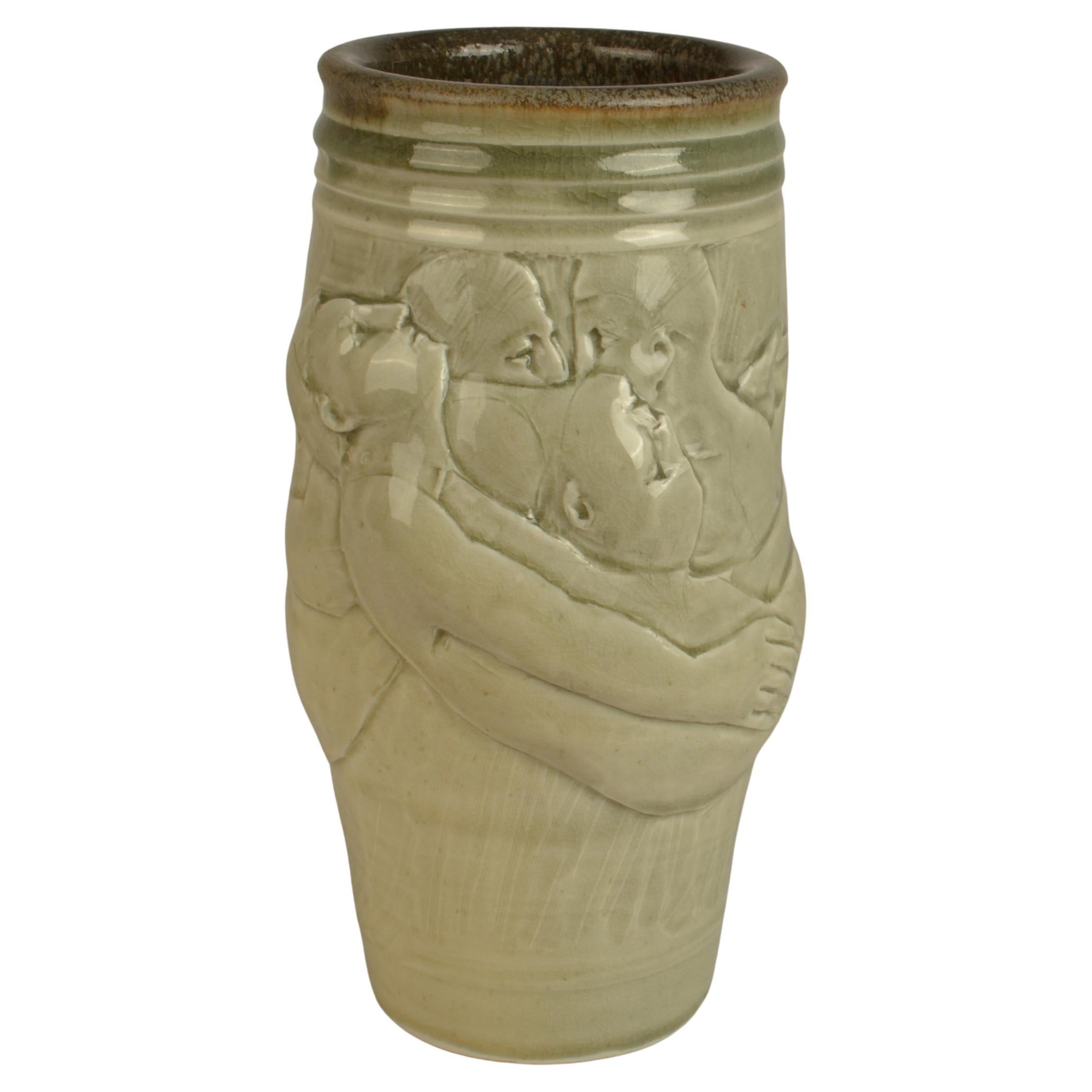 Vaso figurativo in ceramica di Arnaud Lang con bassorilievo di uomini in vendita