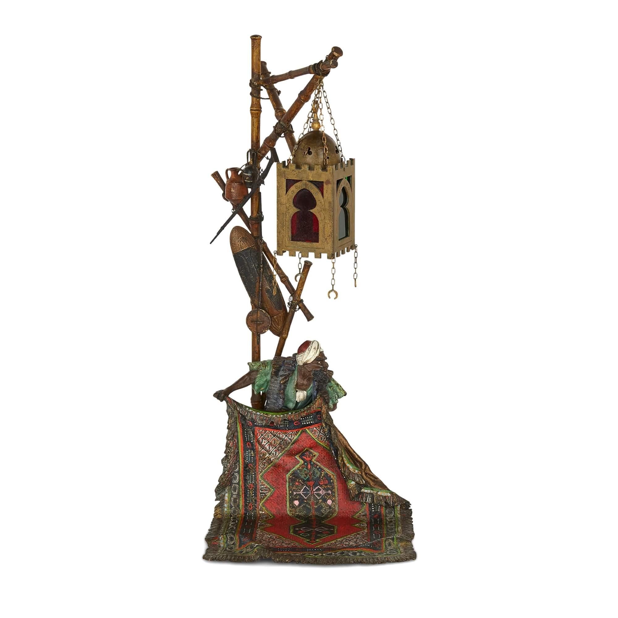 Lampada figurativa in bronzo dipinto a freddo di Franz Xaver Bergman
Austriaco, 1910 circa
Misure: Altezza 46cm, larghezza 19cm, profondità 29cm

Questa bella lampada in bronzo è modellata secondo lo stile orientalista che prevaleva a Vienna
