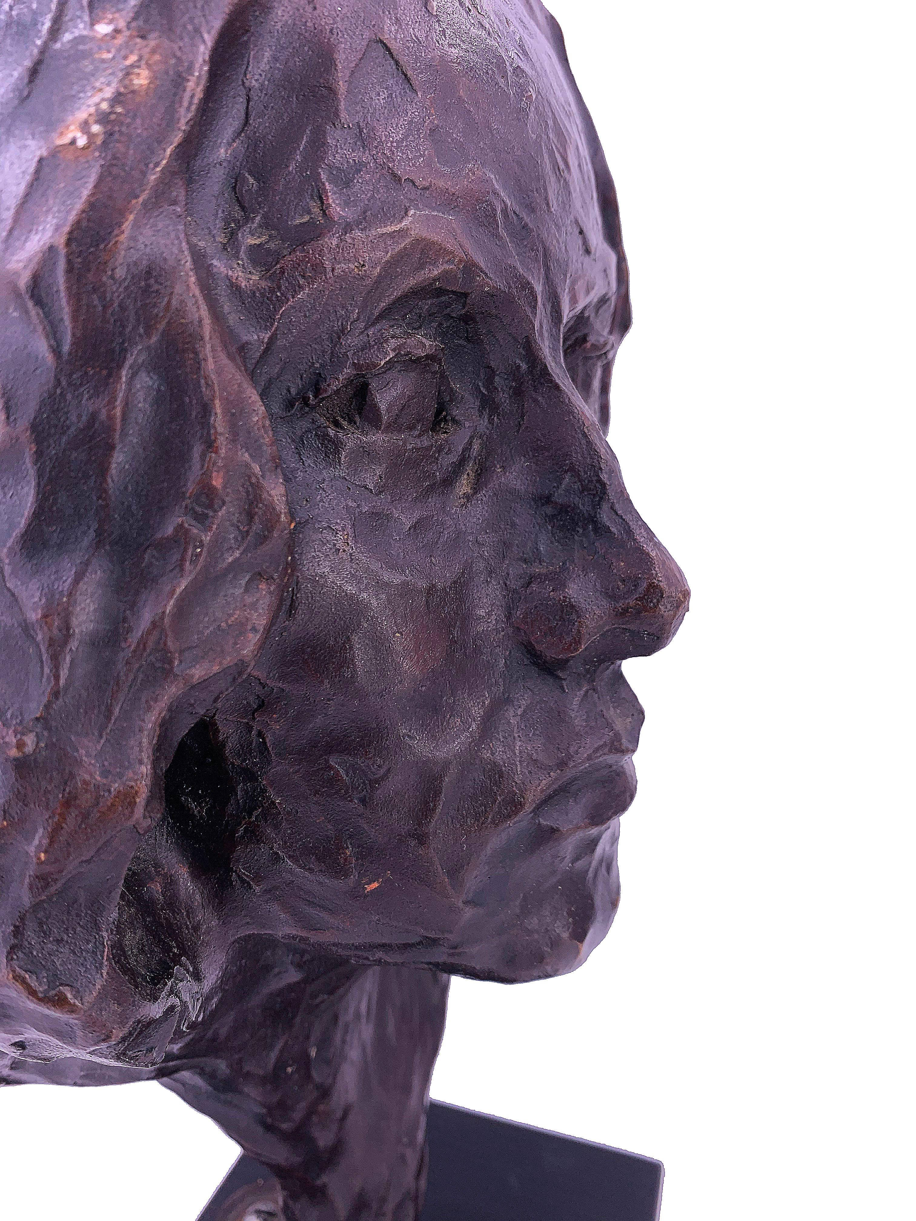 Sculpture d'Odette, 1968. Le sculpteur a capturé de nombreuses émotions dans son visage, et y a insufflé beaucoup de texture. Supporté par une base en bois. Casting à Los Angeles.