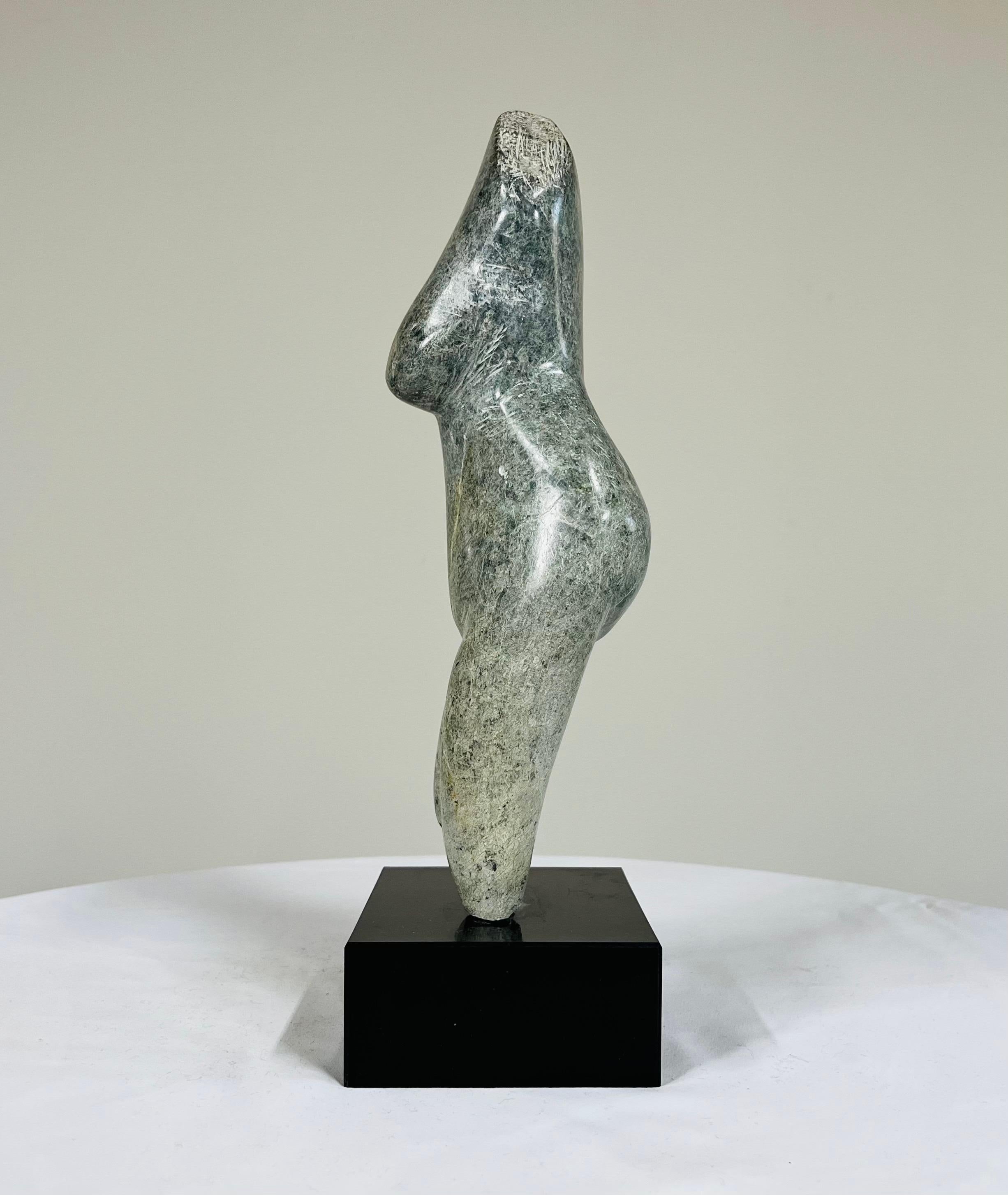 Un desnudo femenino magistralmente tallado en piedra de color verde intenso, con rasgos sutiles que contribuyen a su elegancia general. Parece que hay una firma (ver fotos), pero no puedo distinguir bien el nombre. De la herencia del difunto Ted