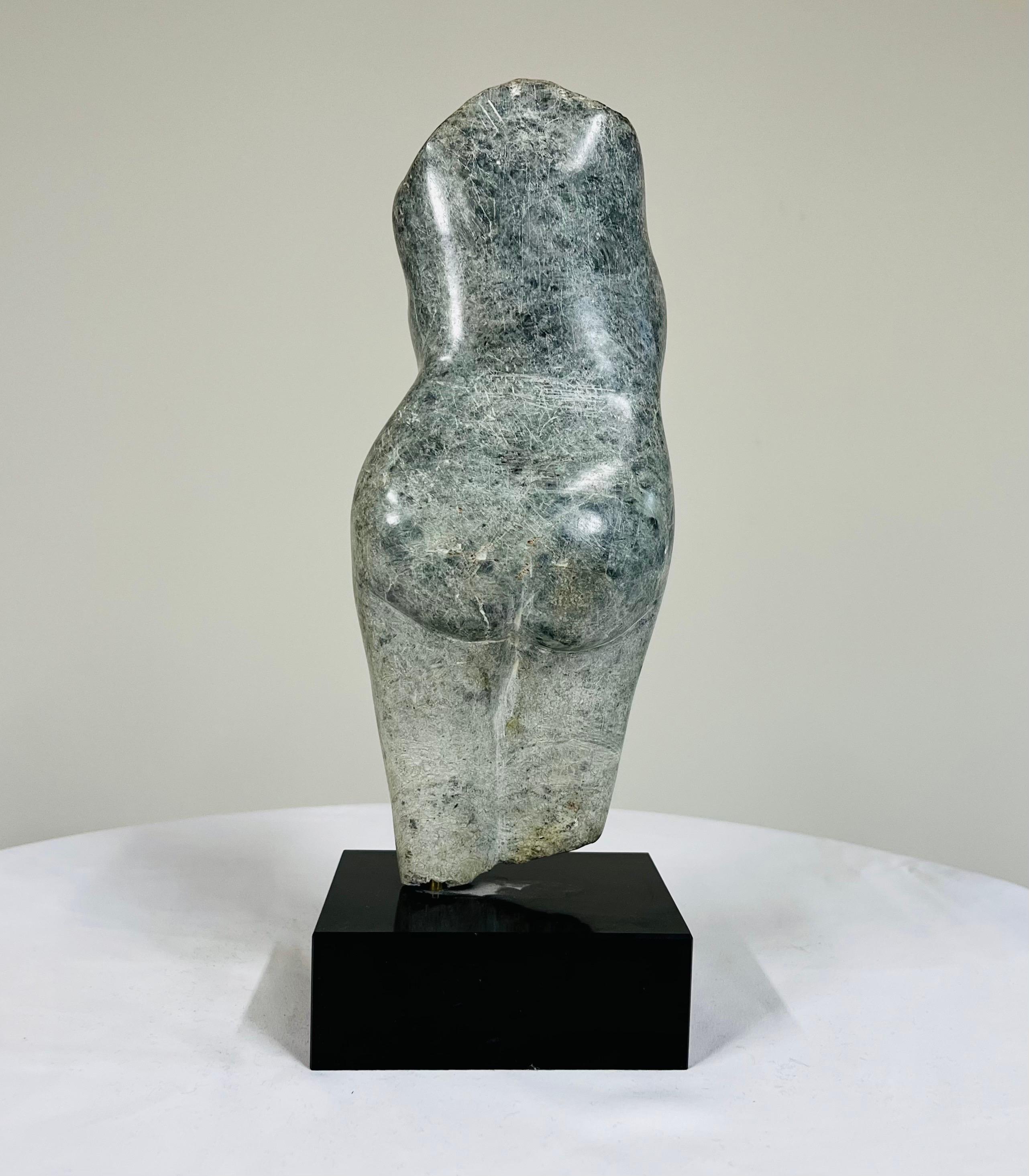 Escultura figurativa femenina desnuda en piedra verde Circa 1960 13,5