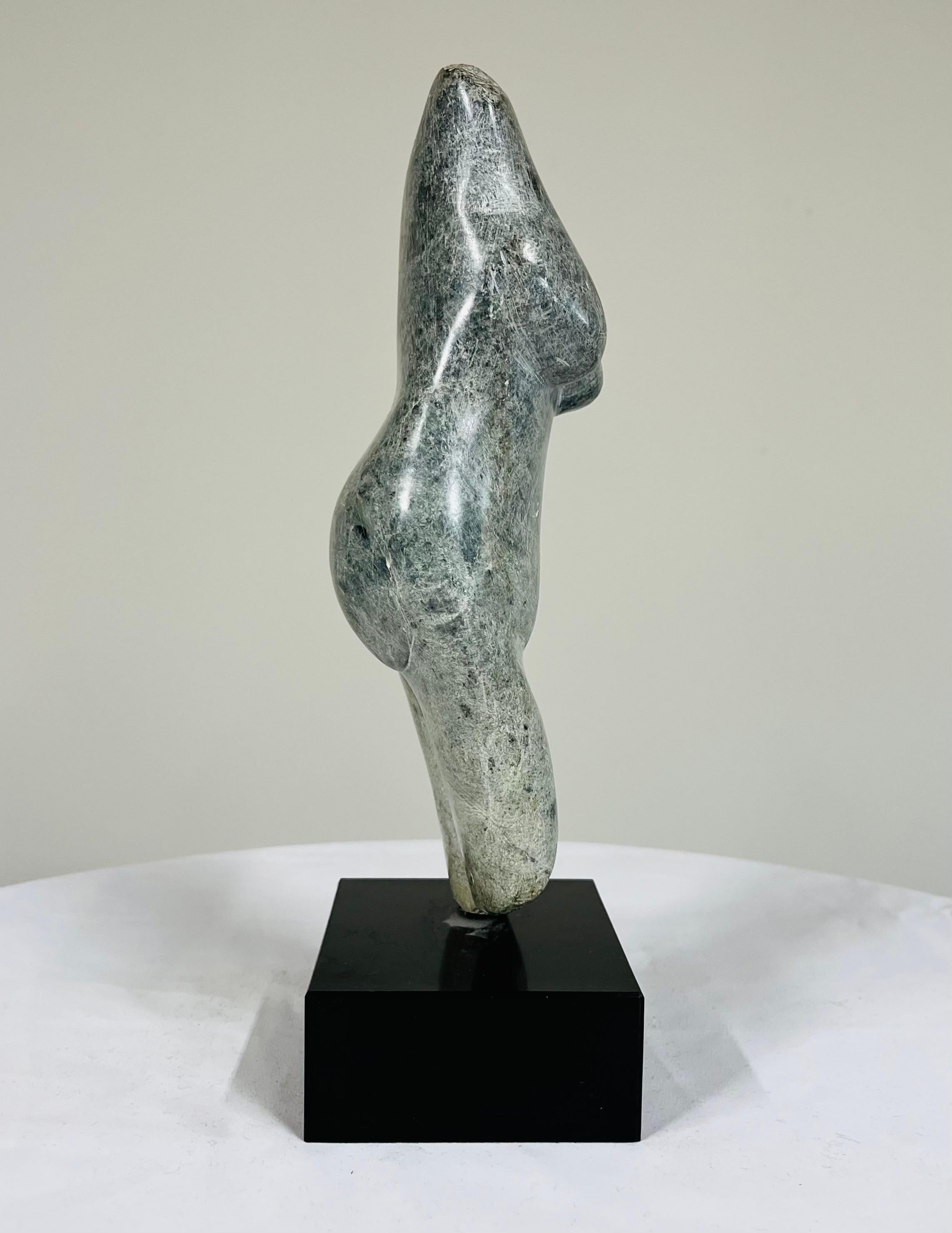 Escultura figurativa femenina desnuda en piedra verde Circa 1960 13,5