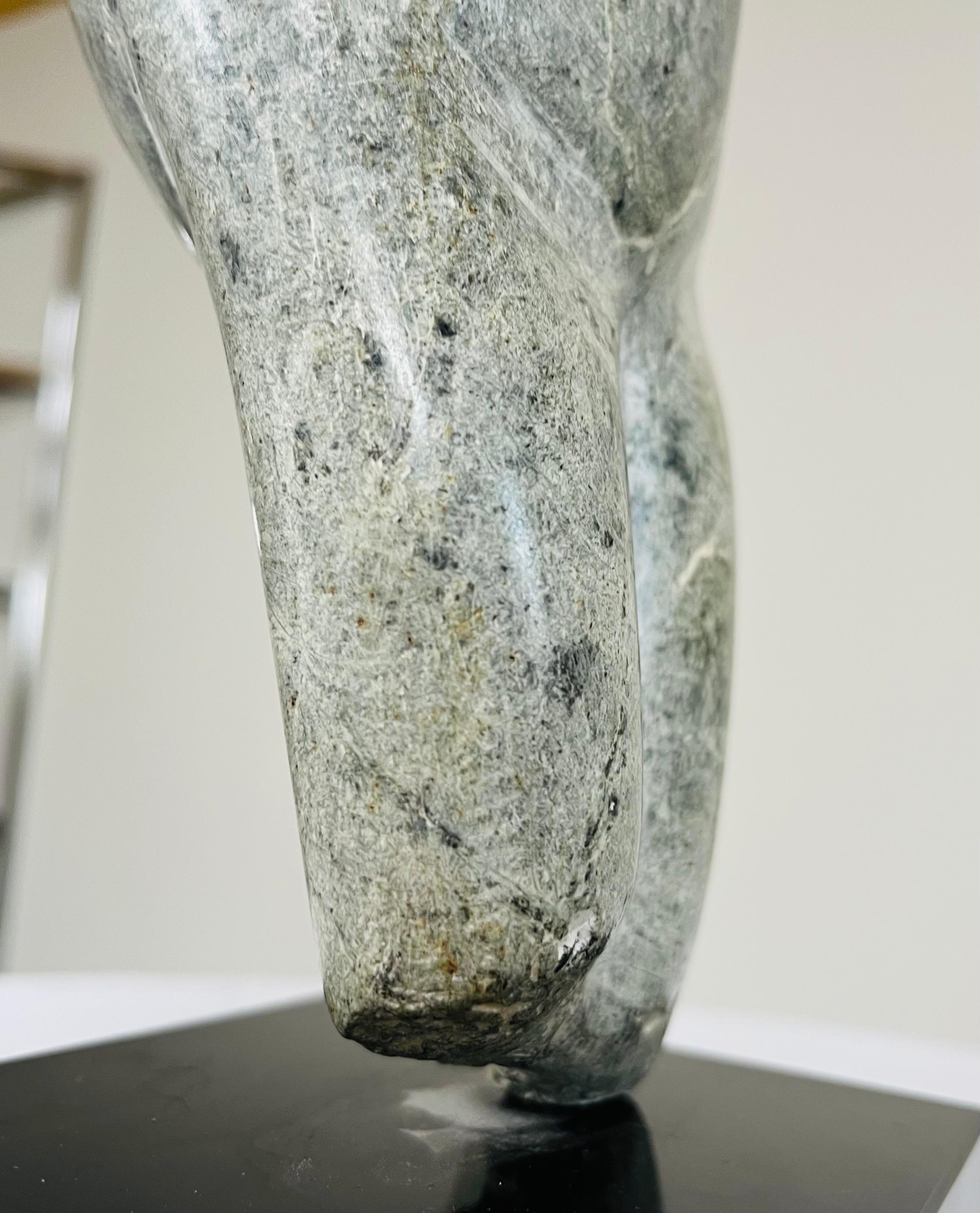 Escultura figurativa femenina desnuda en piedra verde Circa 1960 13,5