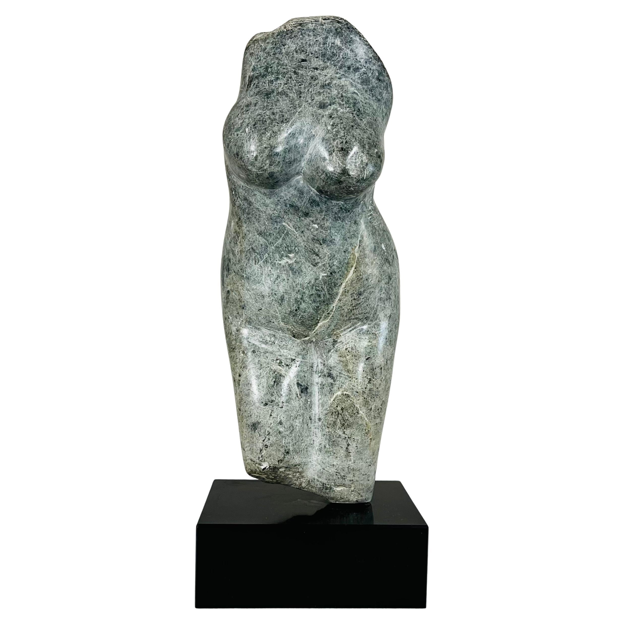 Escultura figurativa femenina desnuda en piedra verde Circa 1960 13,5" (13,5 cm) en venta