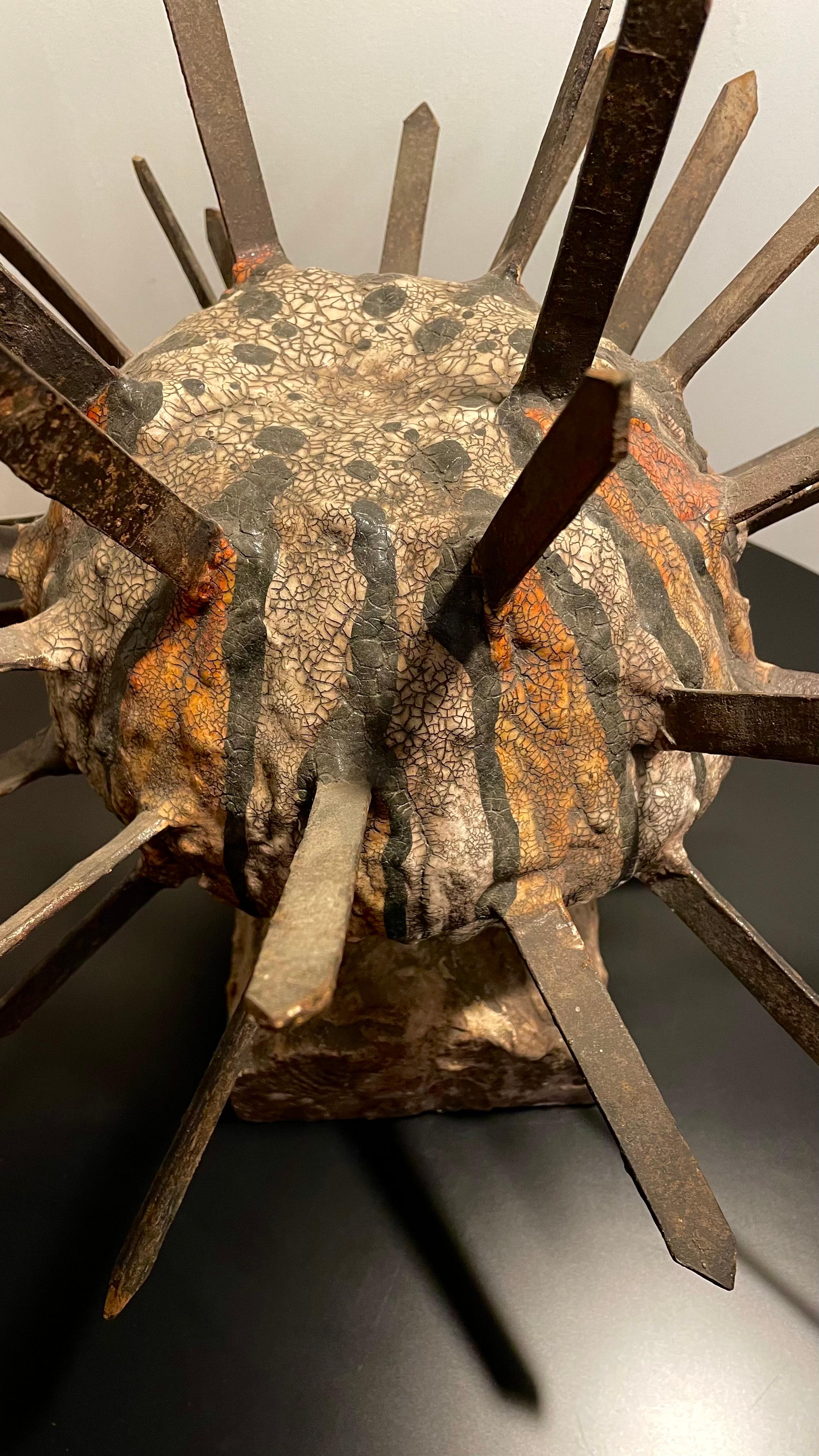 Figurative Marine-Urchin-Skulptur, „Garota“, 2015 Mixed Media, Jess Pelegr (Moderne) im Angebot