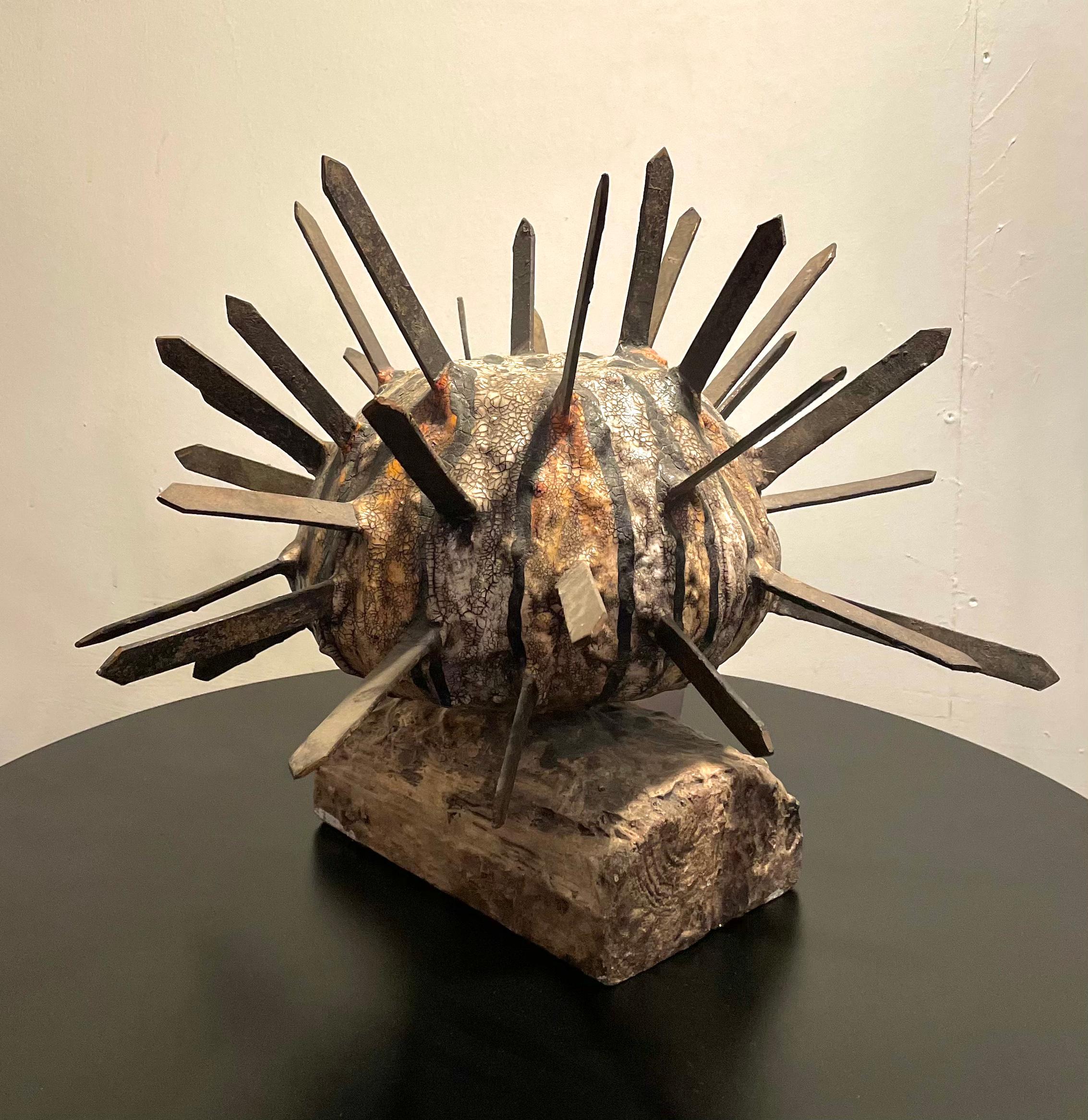 Figurative Marine-Urchin-Skulptur, „Garota“, 2015 Mixed Media, Jess Pelegr (Spanisch) im Angebot