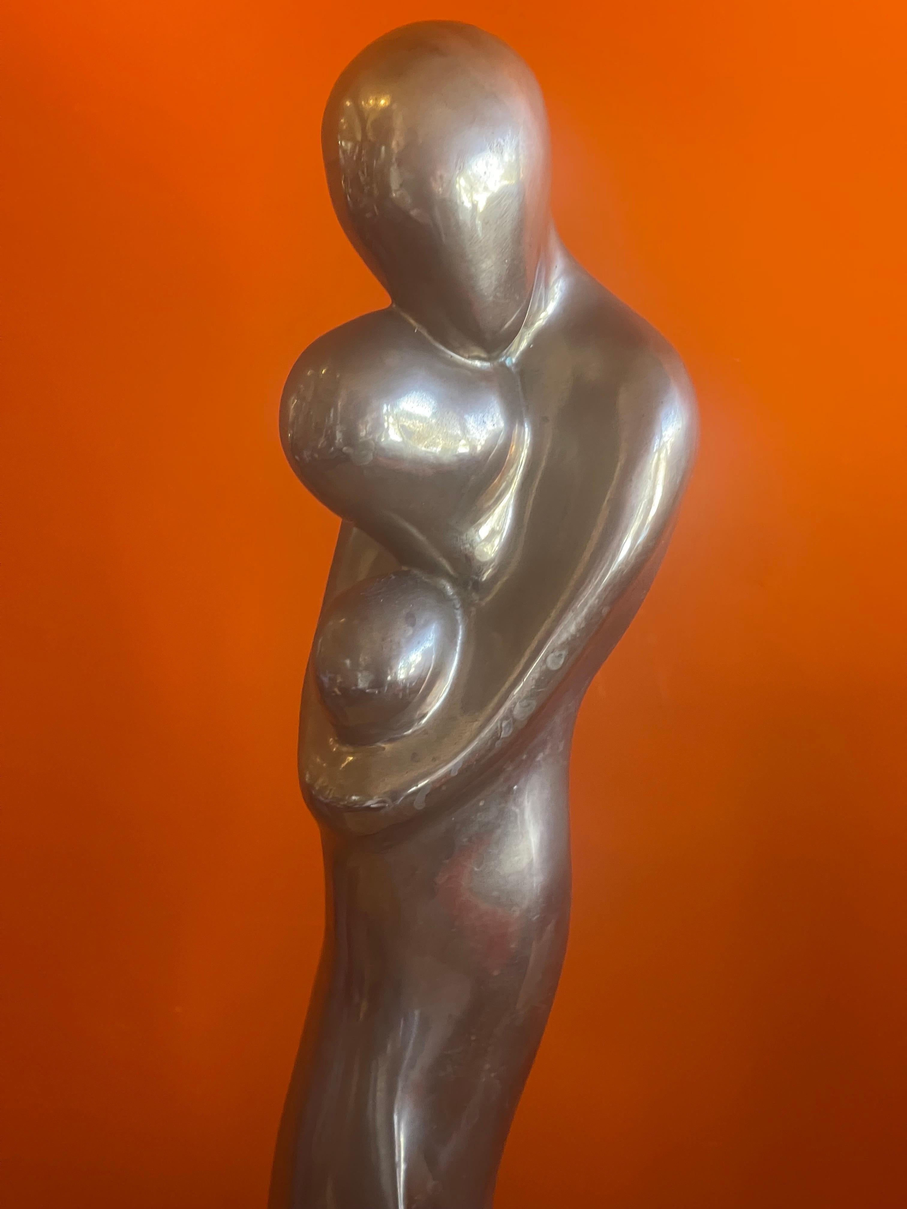 Figurative Bronzeskulptur von Mutter und Kind auf Marmorsockel von Sy Rosenwasser im Angebot 3
