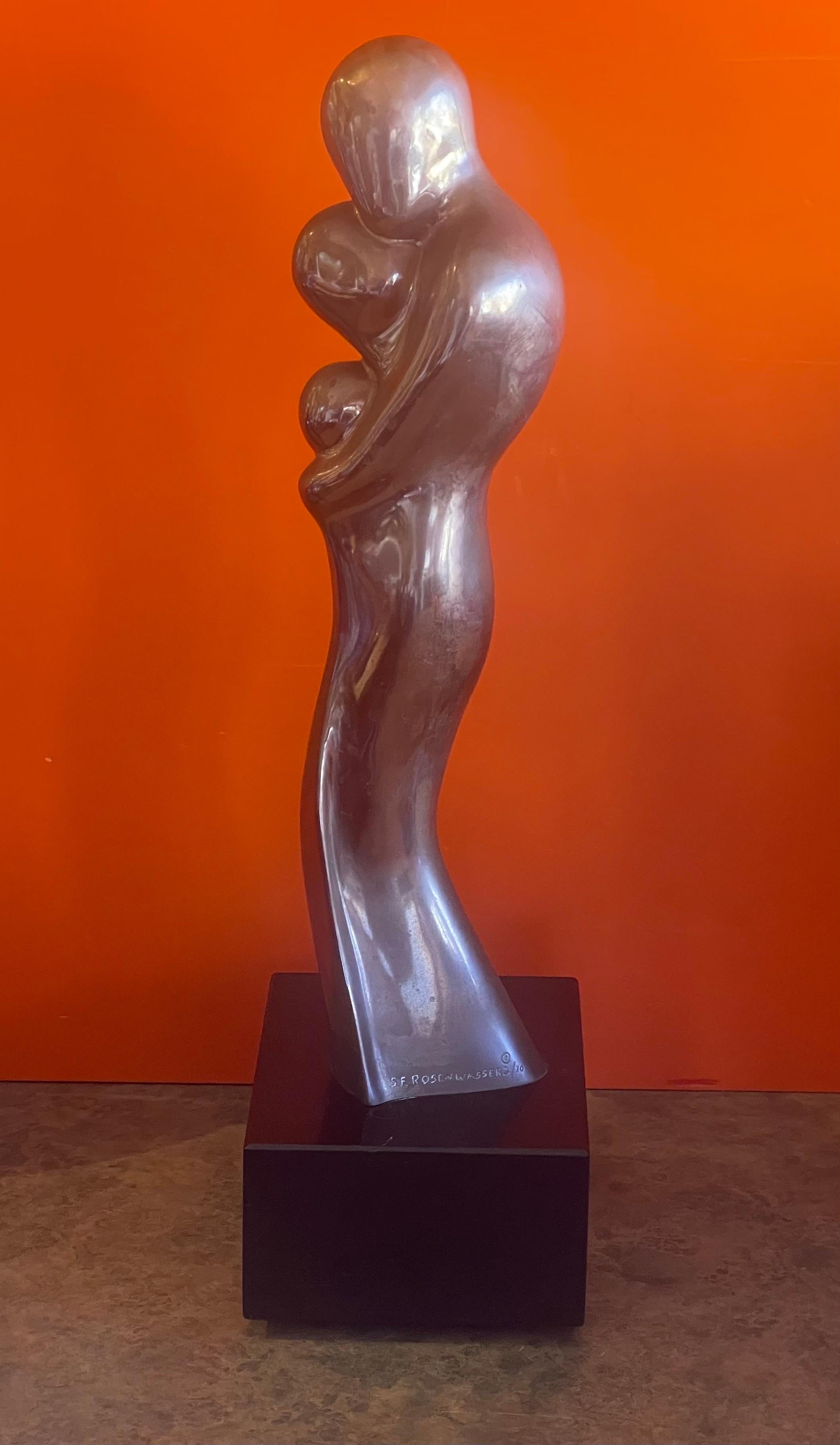 Figurative Bronzeskulptur von Mutter und Kind auf Marmorsockel von Sy Rosenwasser (amerikanisch) im Angebot