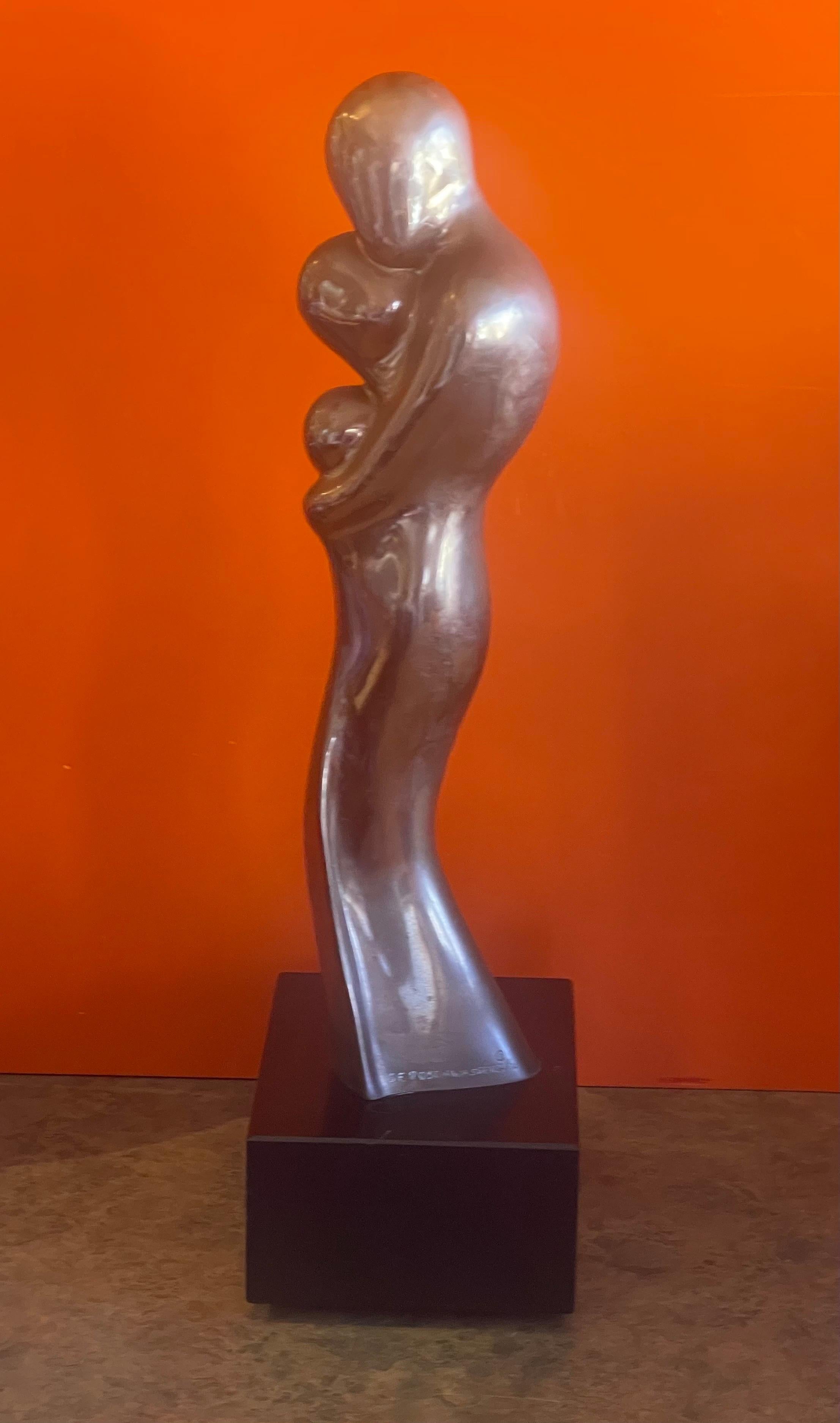 Figurative Bronzeskulptur von Mutter und Kind auf Marmorsockel von Sy Rosenwasser im Angebot 2