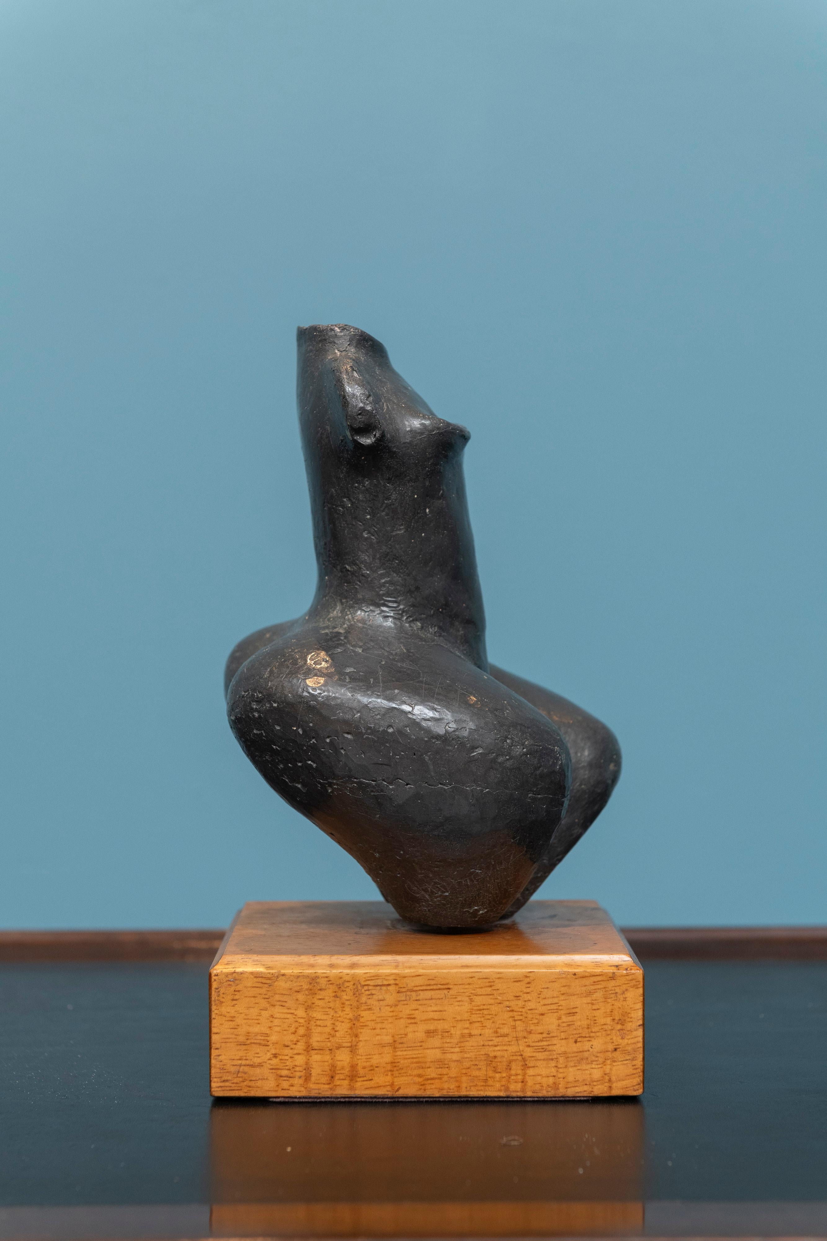 Carrie Abramovitz torso astratto di donna, 1958. Vive e lavora a Palo Alto in California ed espone all'Università di Stanford e in altri luoghi di S.F. Fiere e mostre della Bay Area. Conosciuta per le sue sculture murali in legno, credo che questo