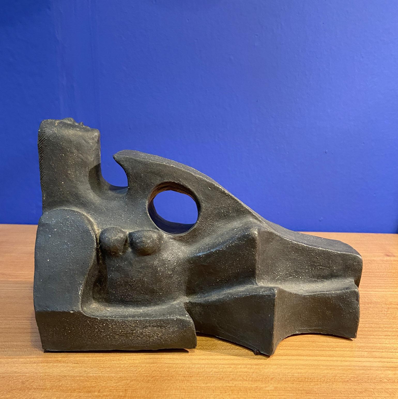 Escultura de cerámica moldeada a mano de estilo cubista de una mujer reclinada, Países Bajos, años 70. 