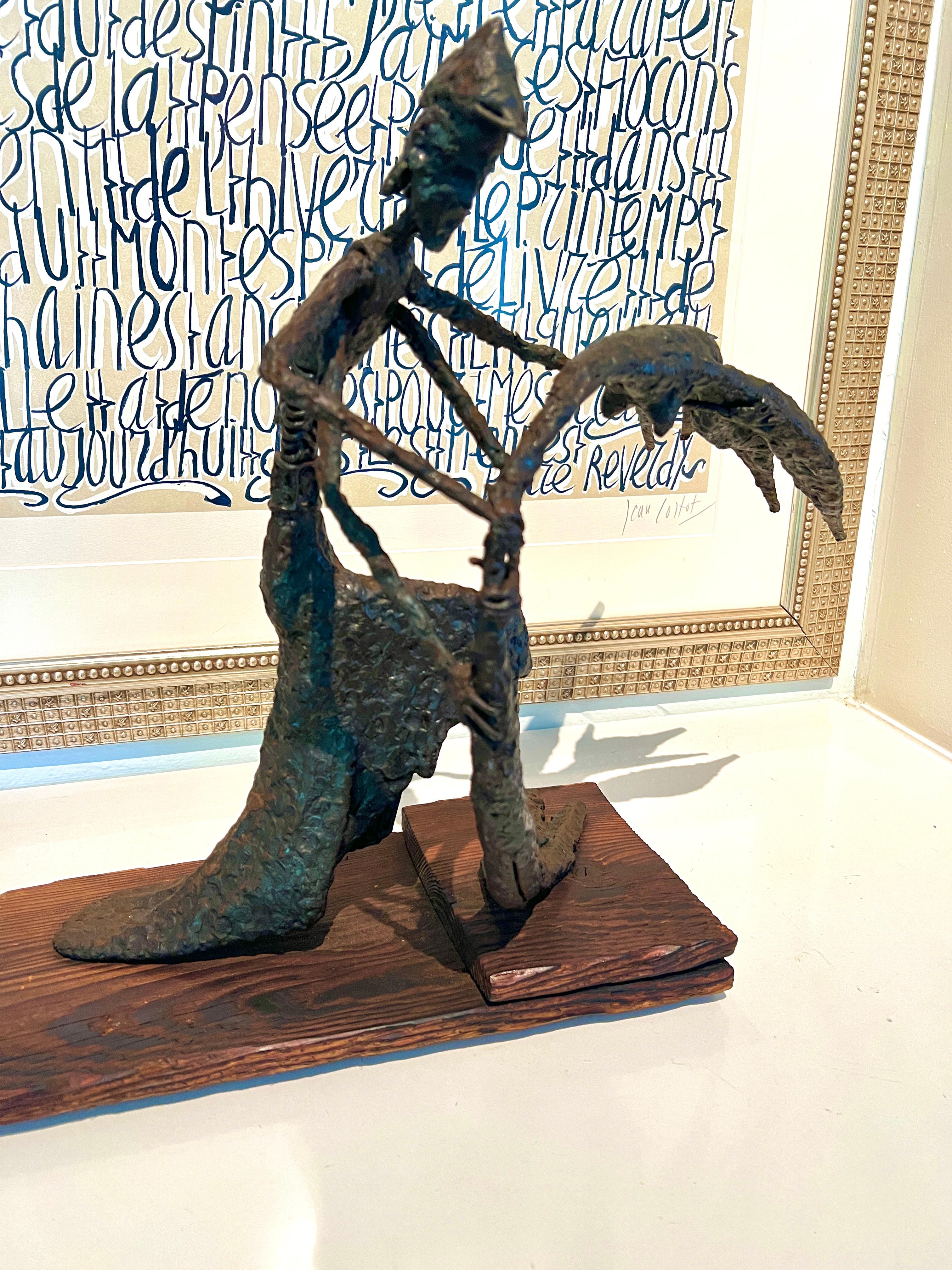 Escultura figurativa montada sobre madera al estilo de Giacometti en venta 3