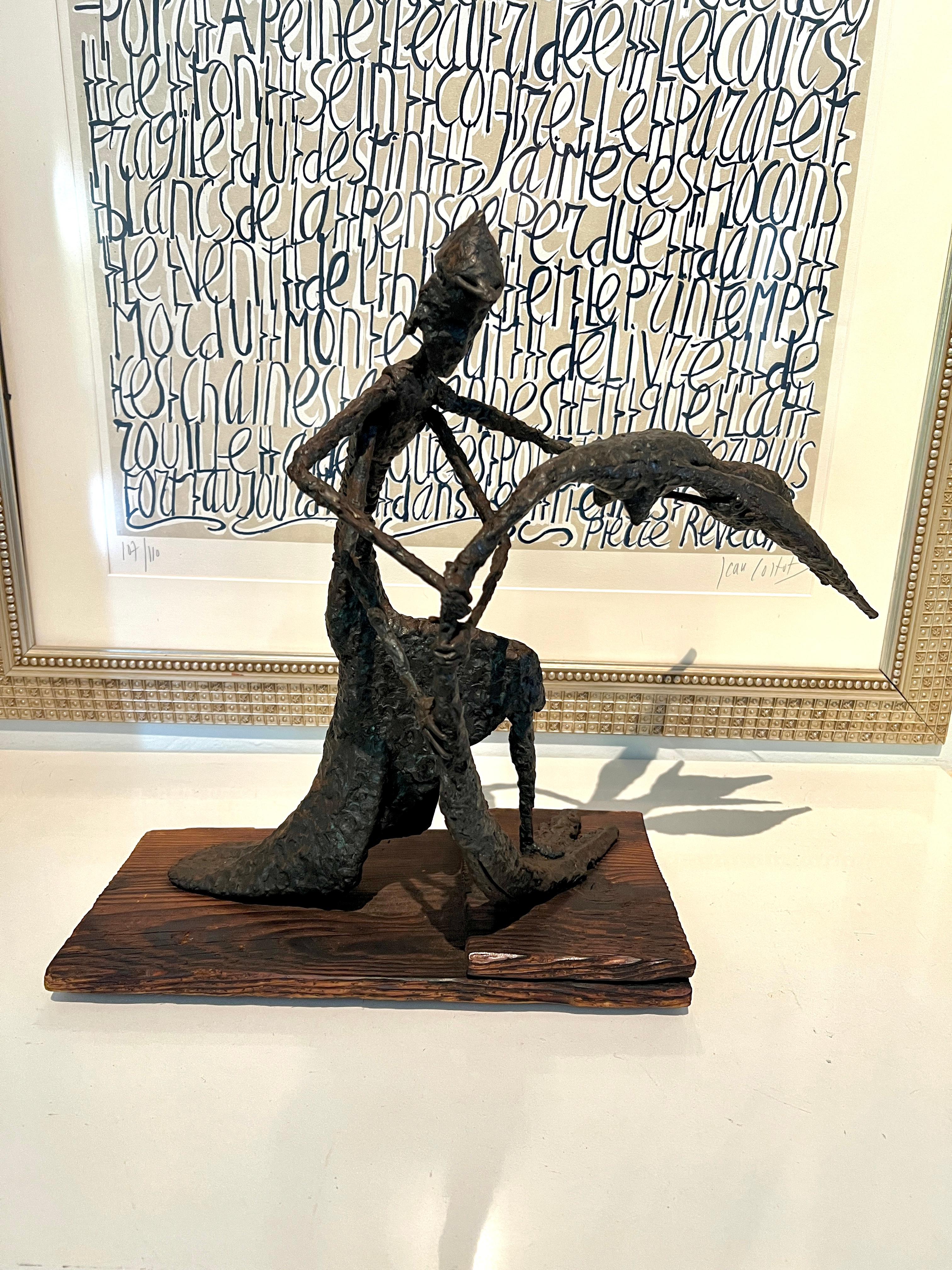 Escultura figurativa montada sobre madera al estilo de Giacometti en venta 4
