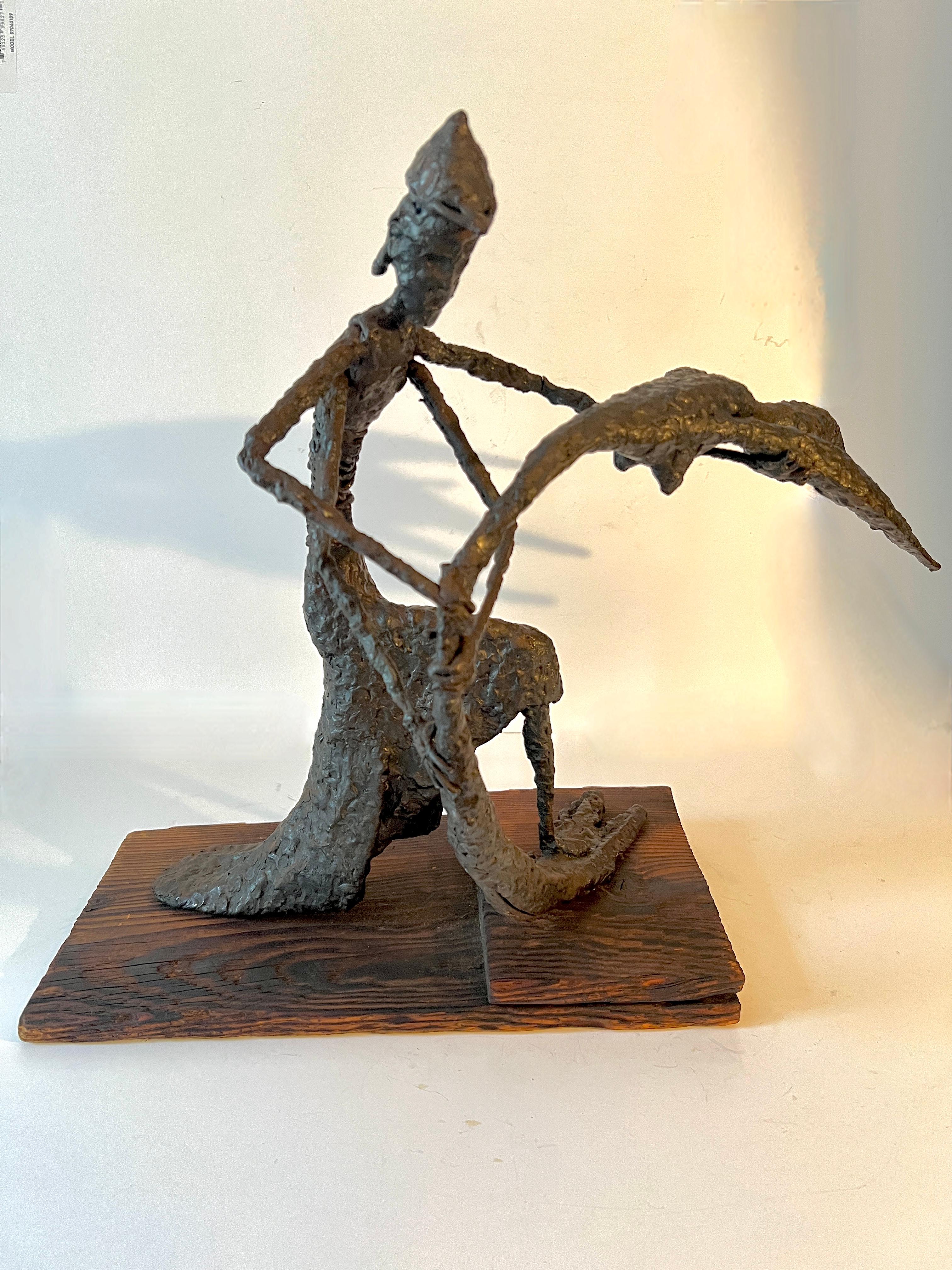 Una intrigante escultura figurativa al estilo de Giacometti.  La pieza tiene una sensación armoniosa muy agradable... aunque la sensación es brutalista, tiene una fluidez suave.

La pieza está montada sobre madera contrachapada y forma parte de la