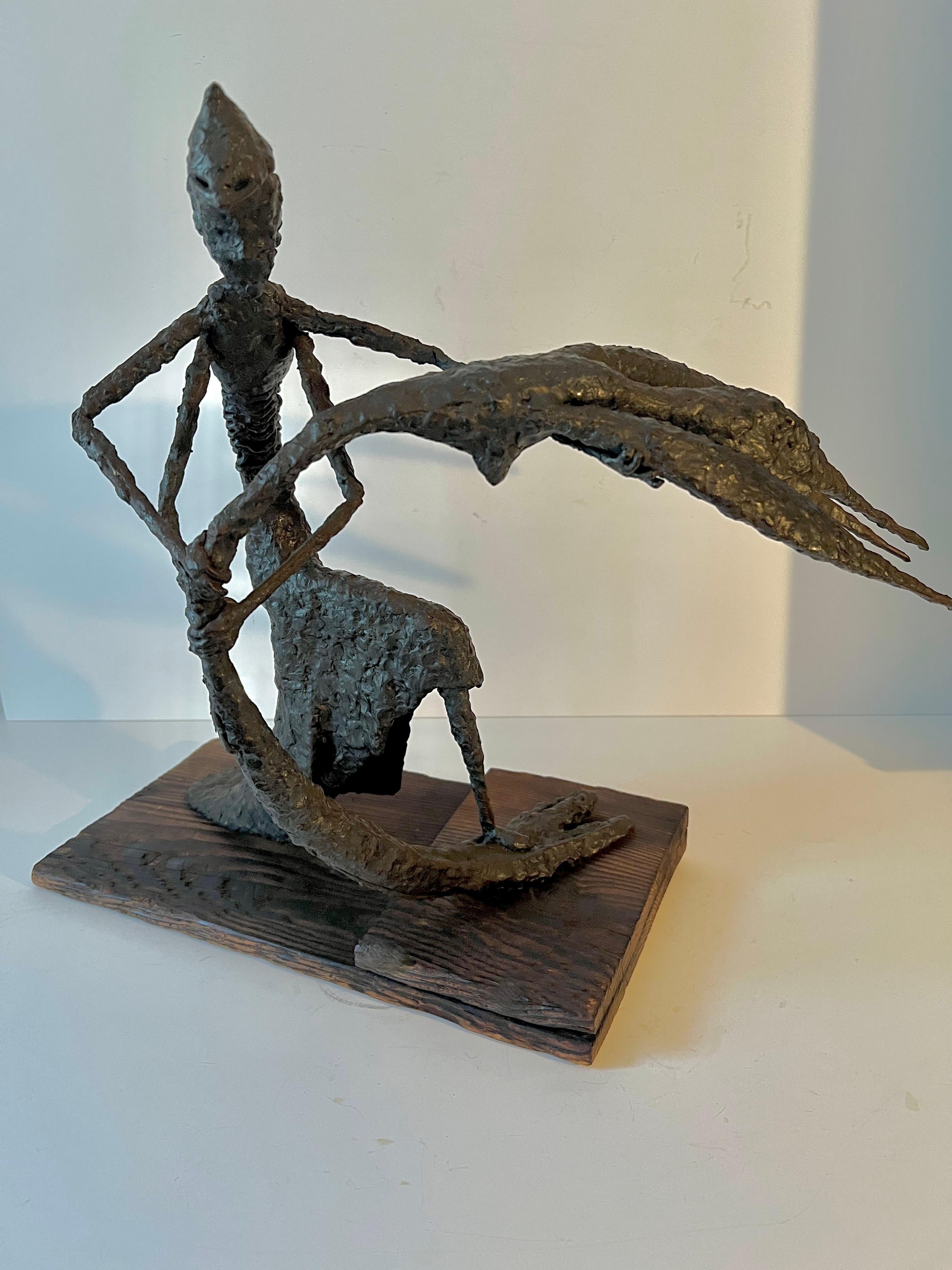 Escultura figurativa montada sobre madera al estilo de Giacometti Moderno de mediados de siglo en venta