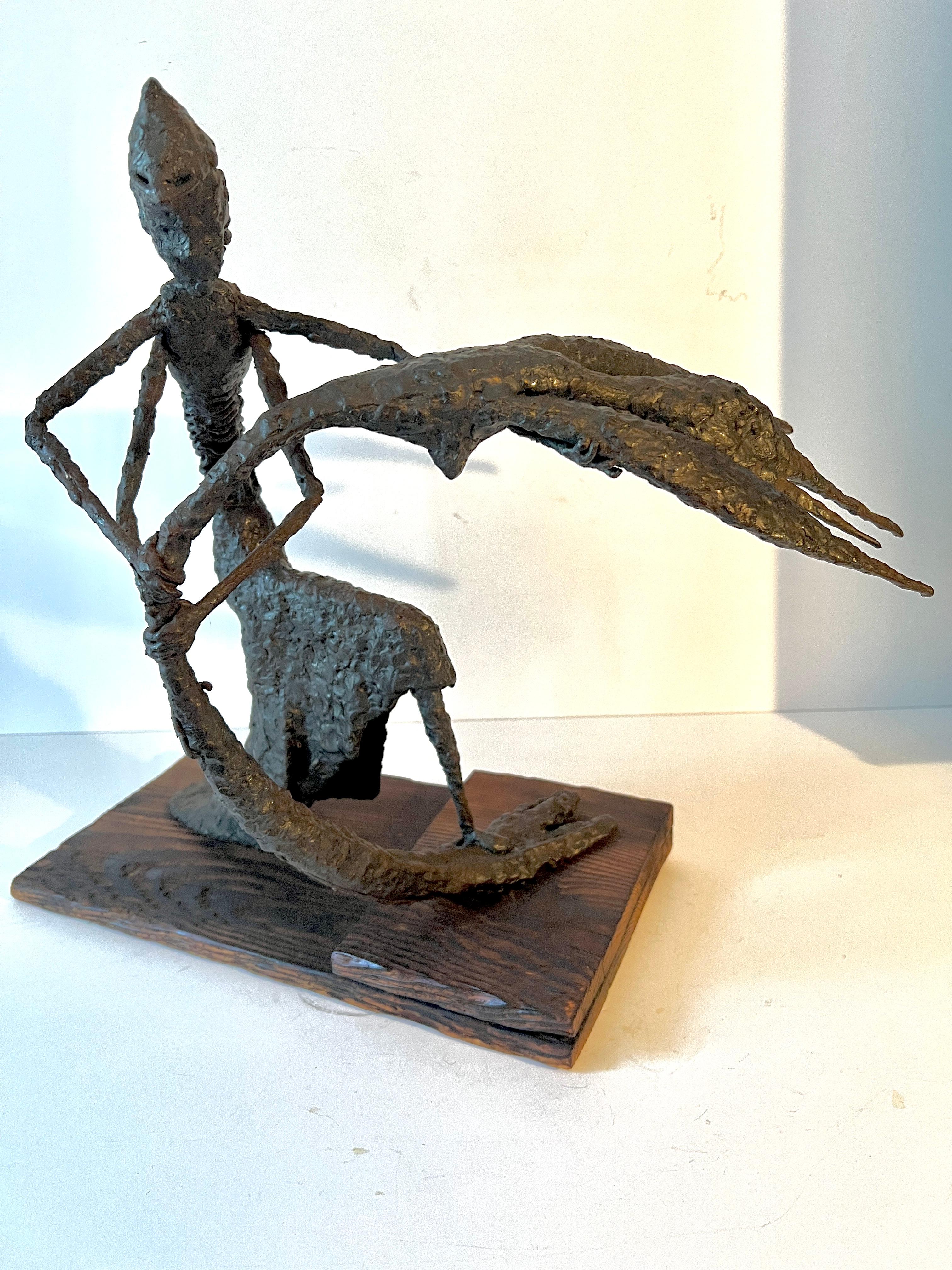 Escultura figurativa montada sobre madera al estilo de Giacometti Hecho a mano en venta