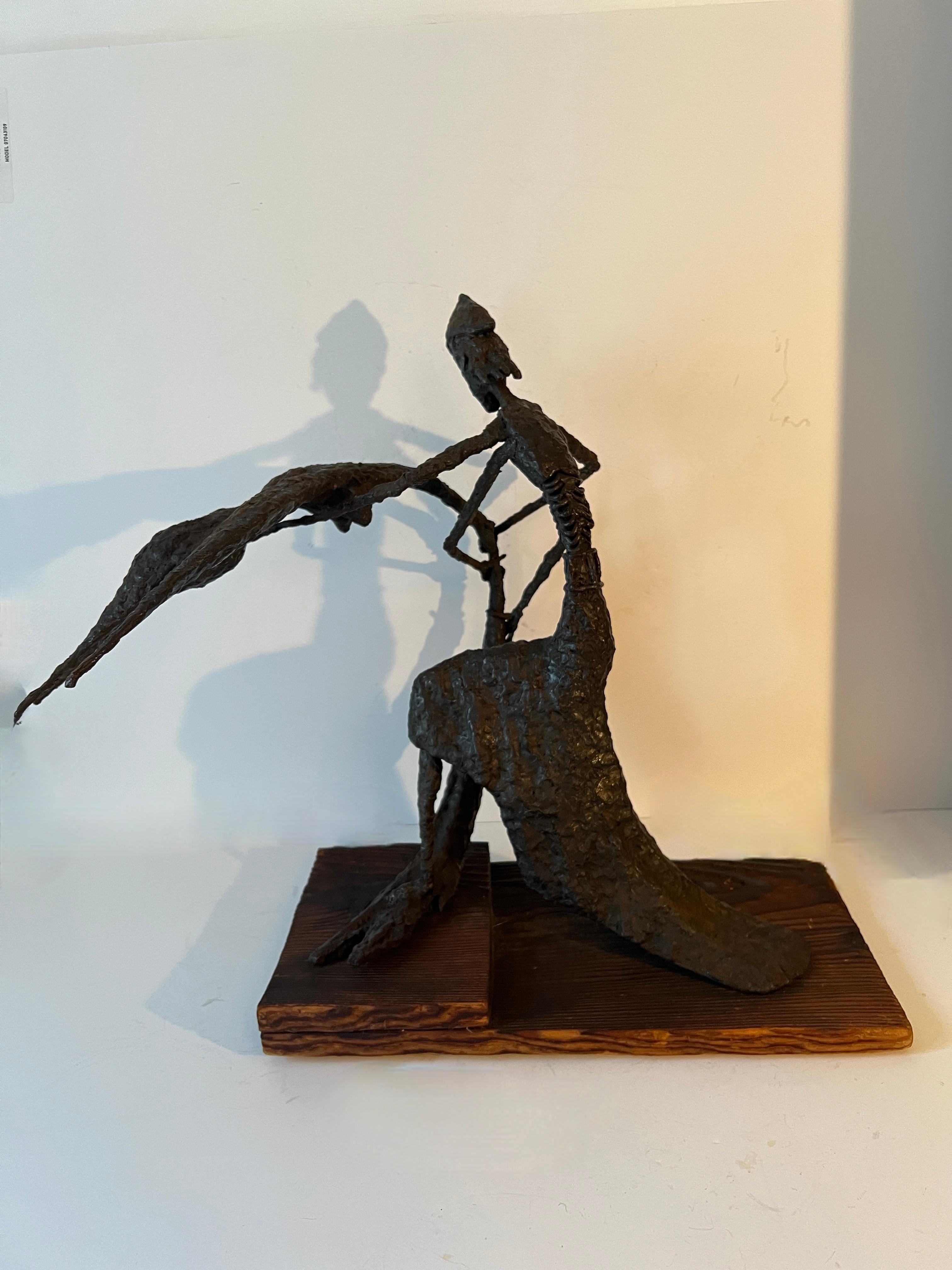 Escultura figurativa montada sobre madera al estilo de Giacometti siglo XX en venta
