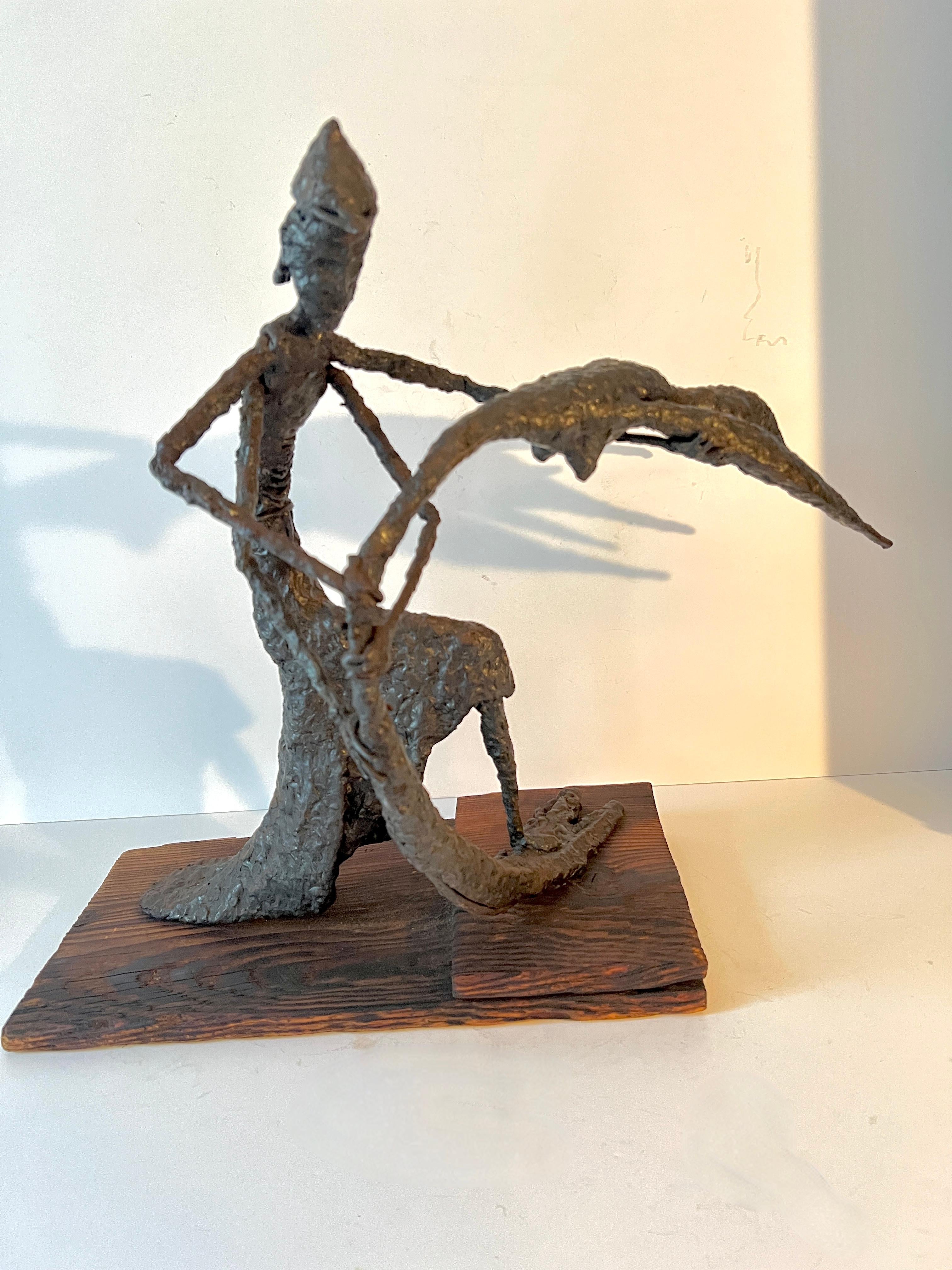 Escultura figurativa montada sobre madera al estilo de Giacometti Hierro en venta
