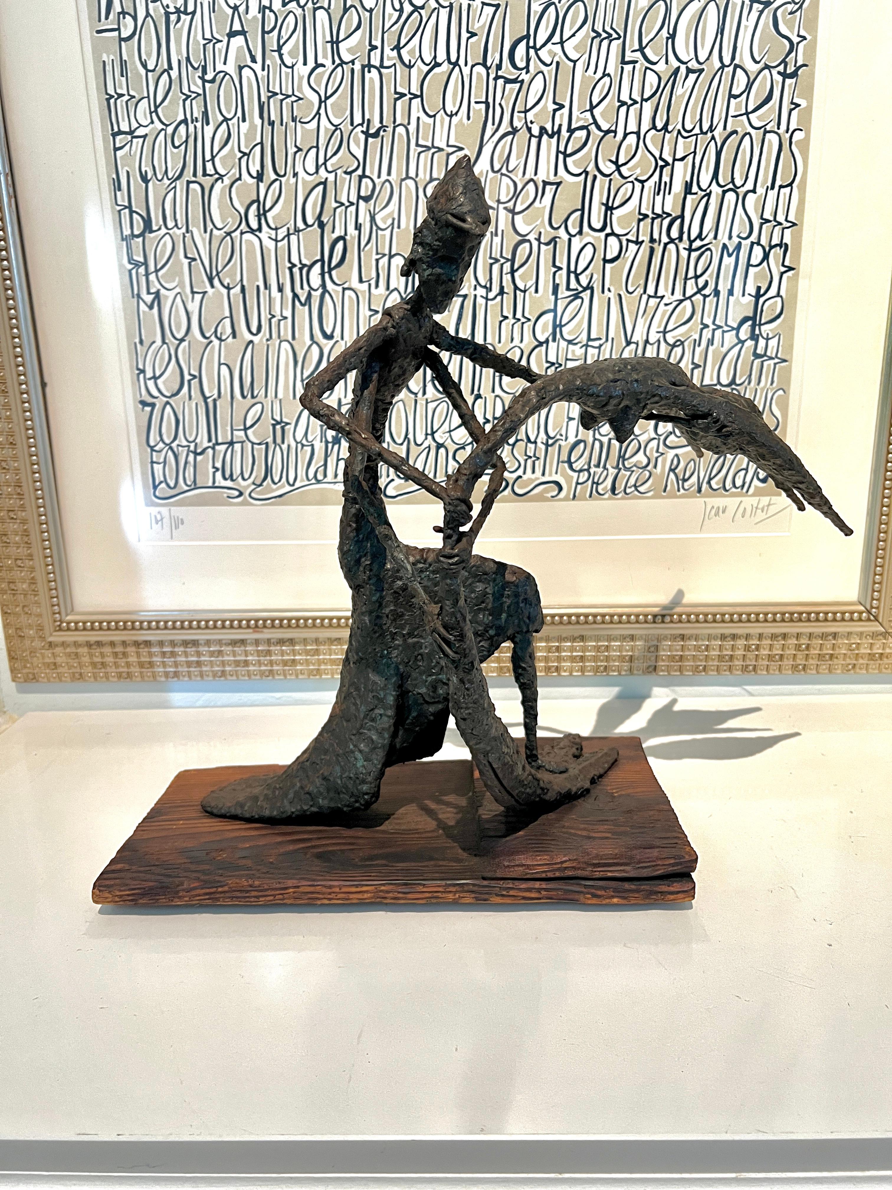 Escultura figurativa montada sobre madera al estilo de Giacometti en venta 1