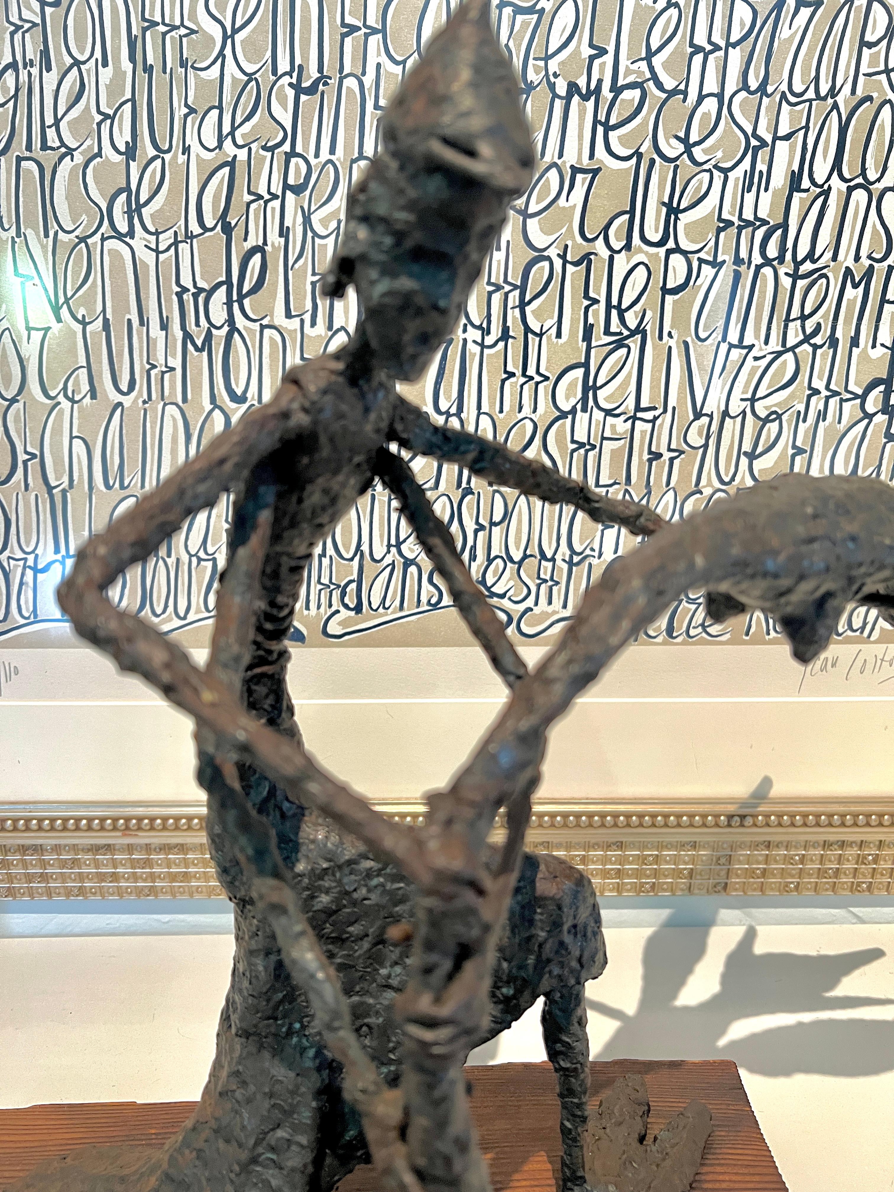 Escultura figurativa montada sobre madera al estilo de Giacometti en venta 2