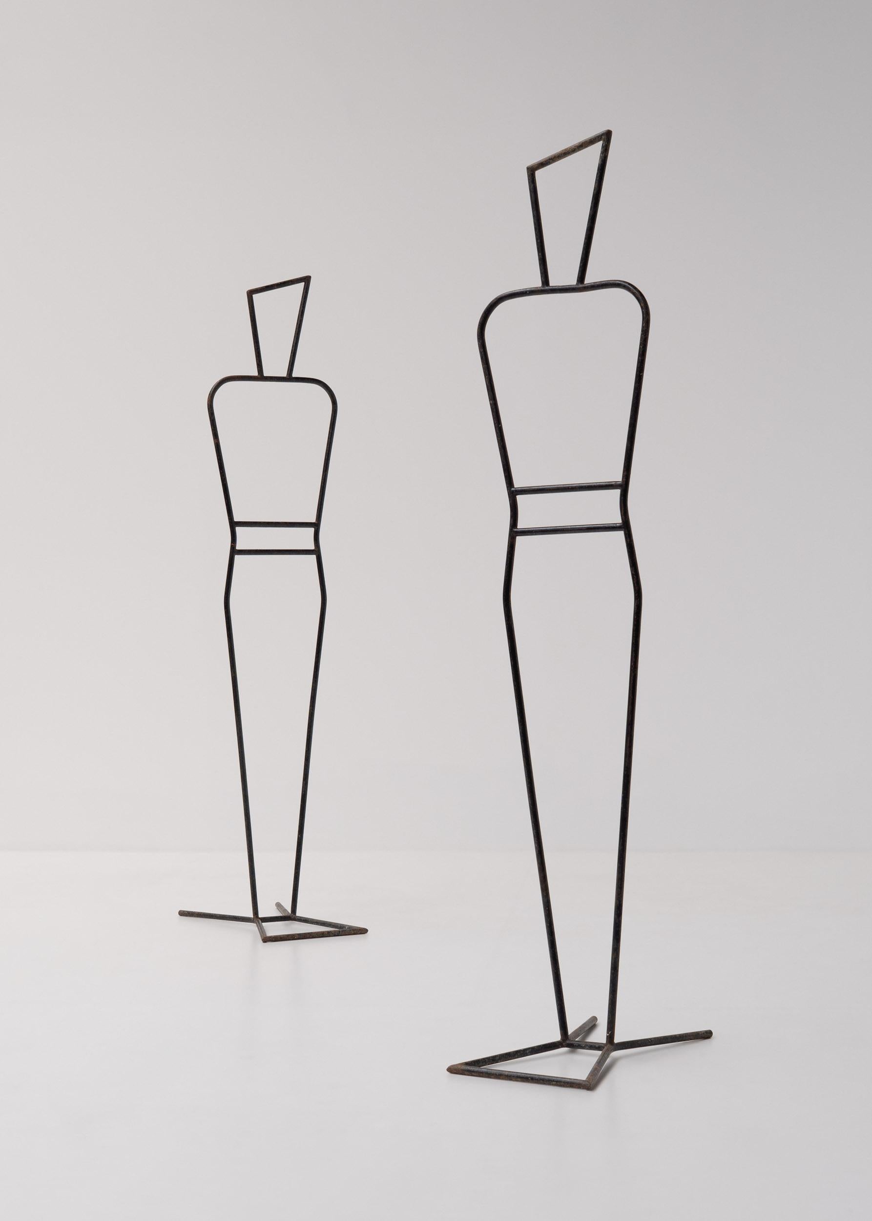 Rare porte-manteau français des années 1960, provenant de la région parisienne. Réalisée en acier plié patiné, elle prend une forme ludique et figurative de mannequin, quelque part entre le contour humain et une sculpture abstraite. Utilisé à