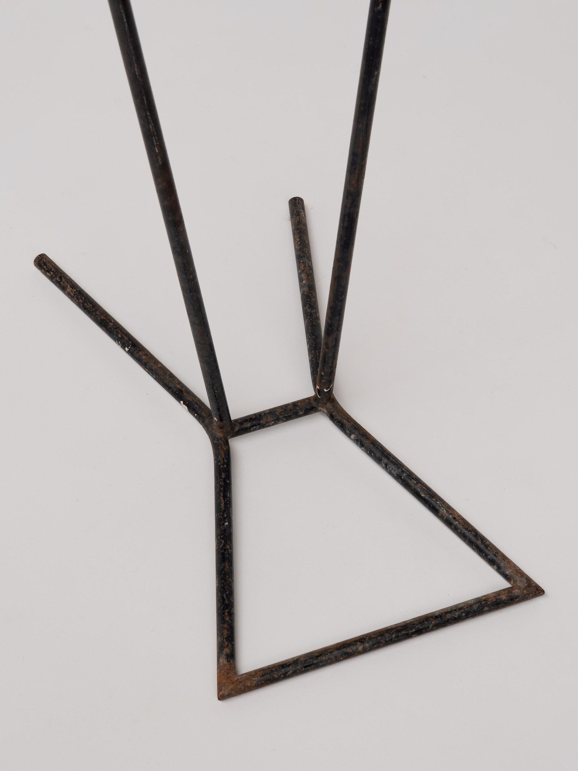Soudé Sculpture figurative de mannequin en acier et porte-vêtements, années 1960 France en vente