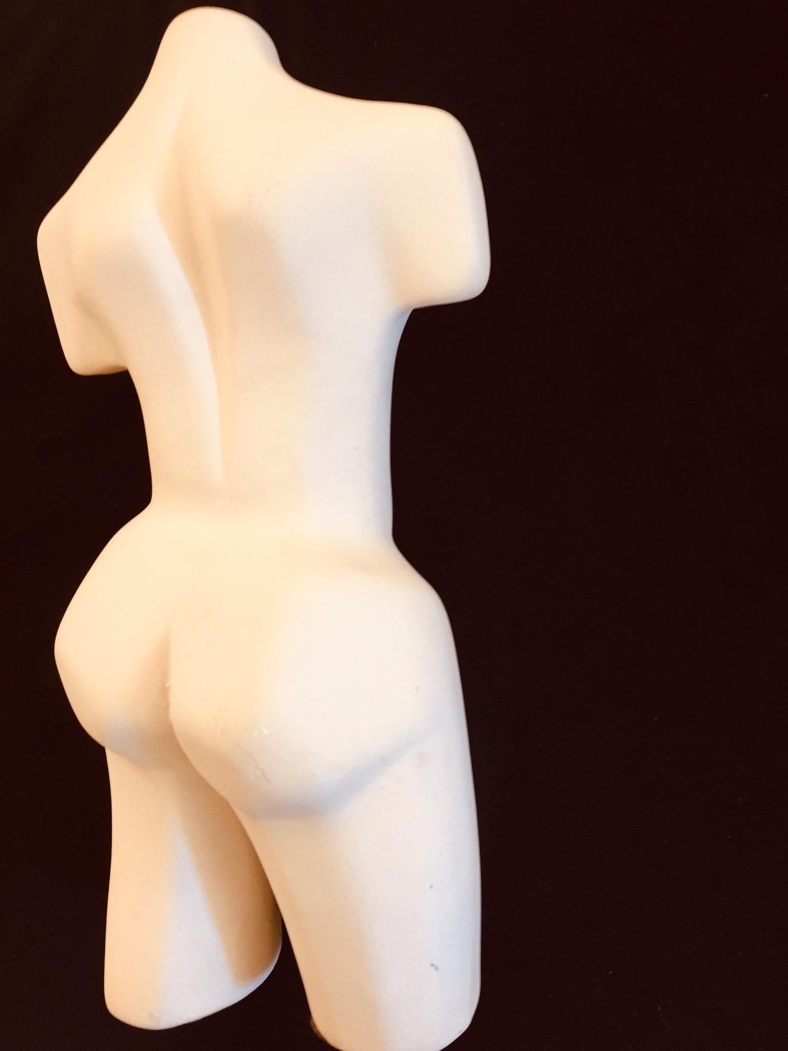 Inconnu Sculpture féminine figurative en céramique non émaillée en vente