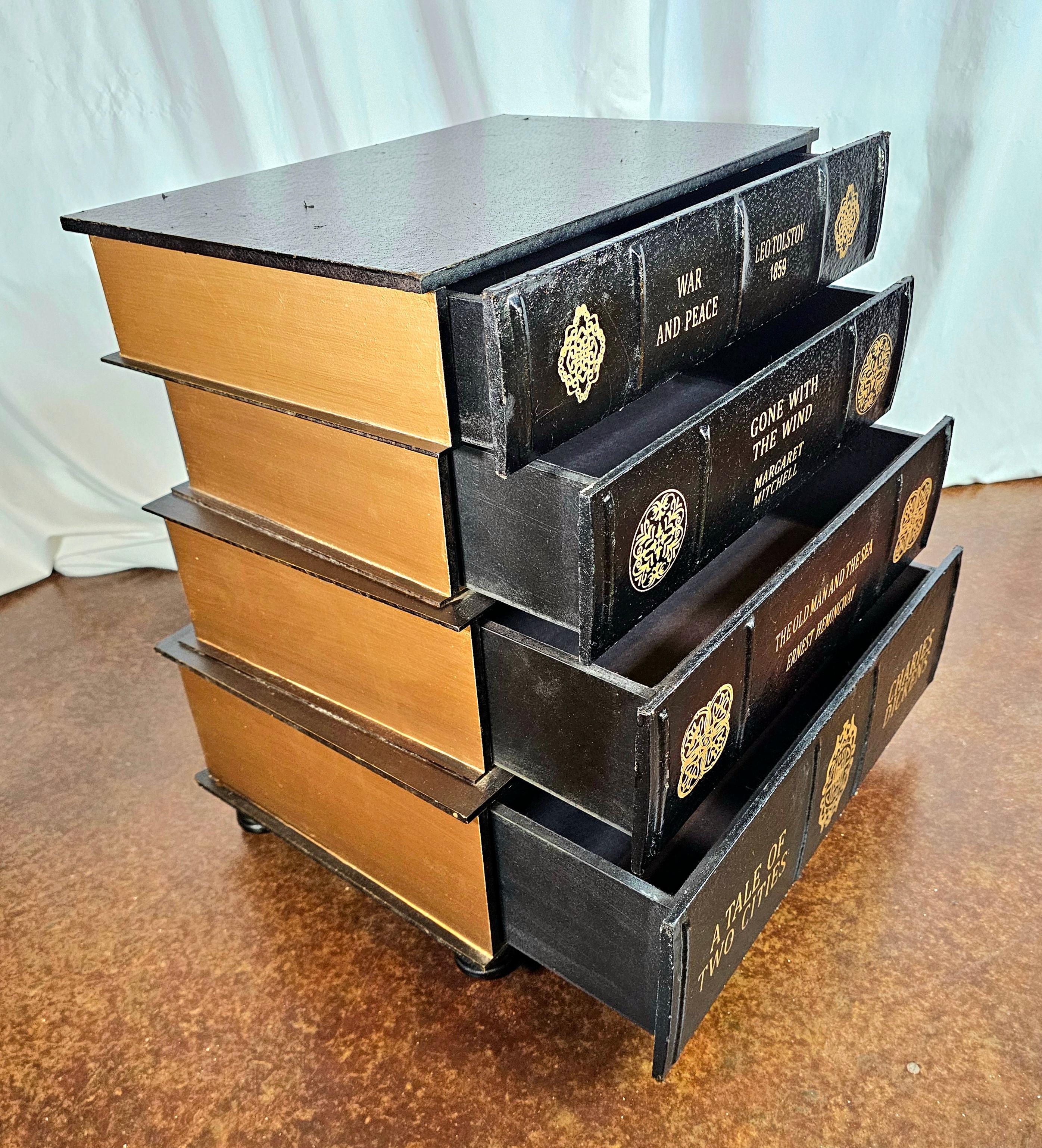 Table d'appoint figurative en cuir vintage avec pile de livres en vente 4