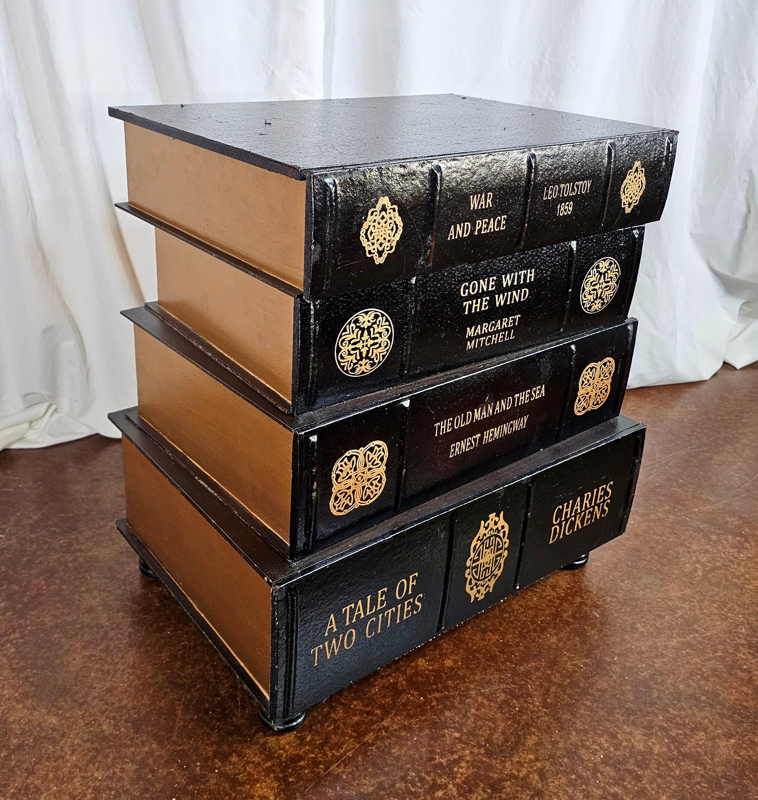 Table d'appoint figurative en cuir vintage avec pile de livres en vente 6