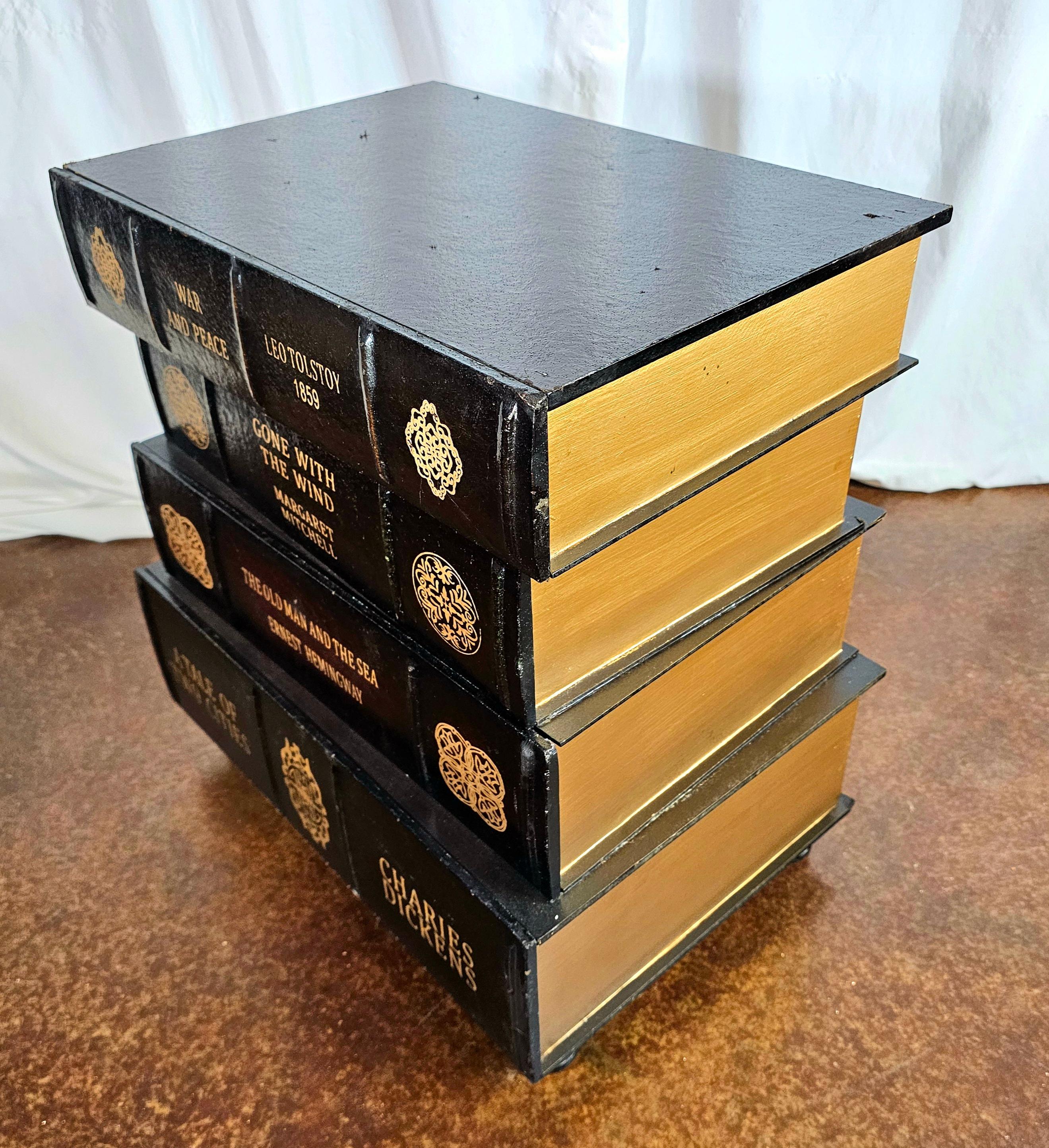 Inconnu Table d'appoint figurative en cuir vintage avec pile de livres en vente