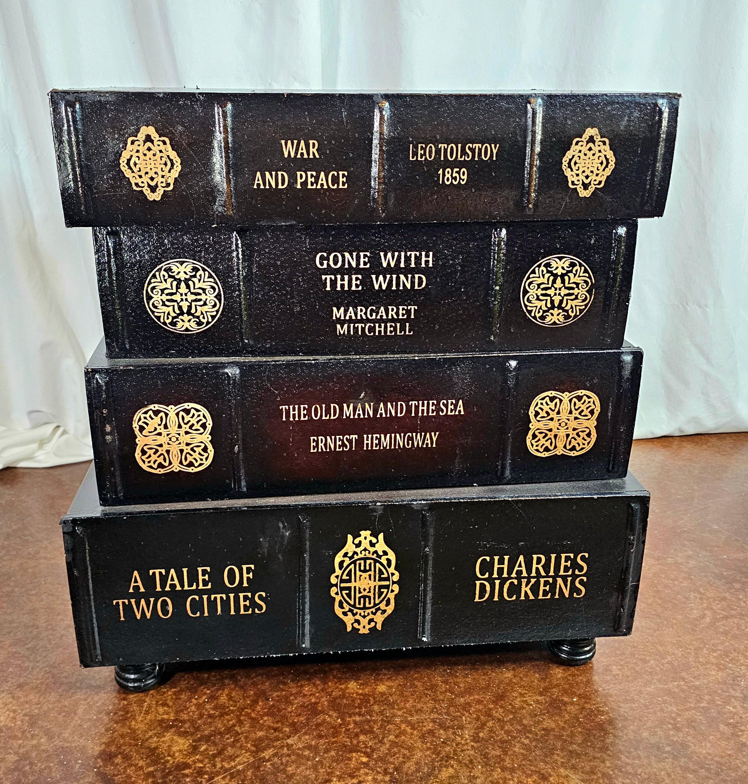 Table d'appoint figurative en cuir vintage avec pile de livres Bon état - En vente à Waxahachie, TX