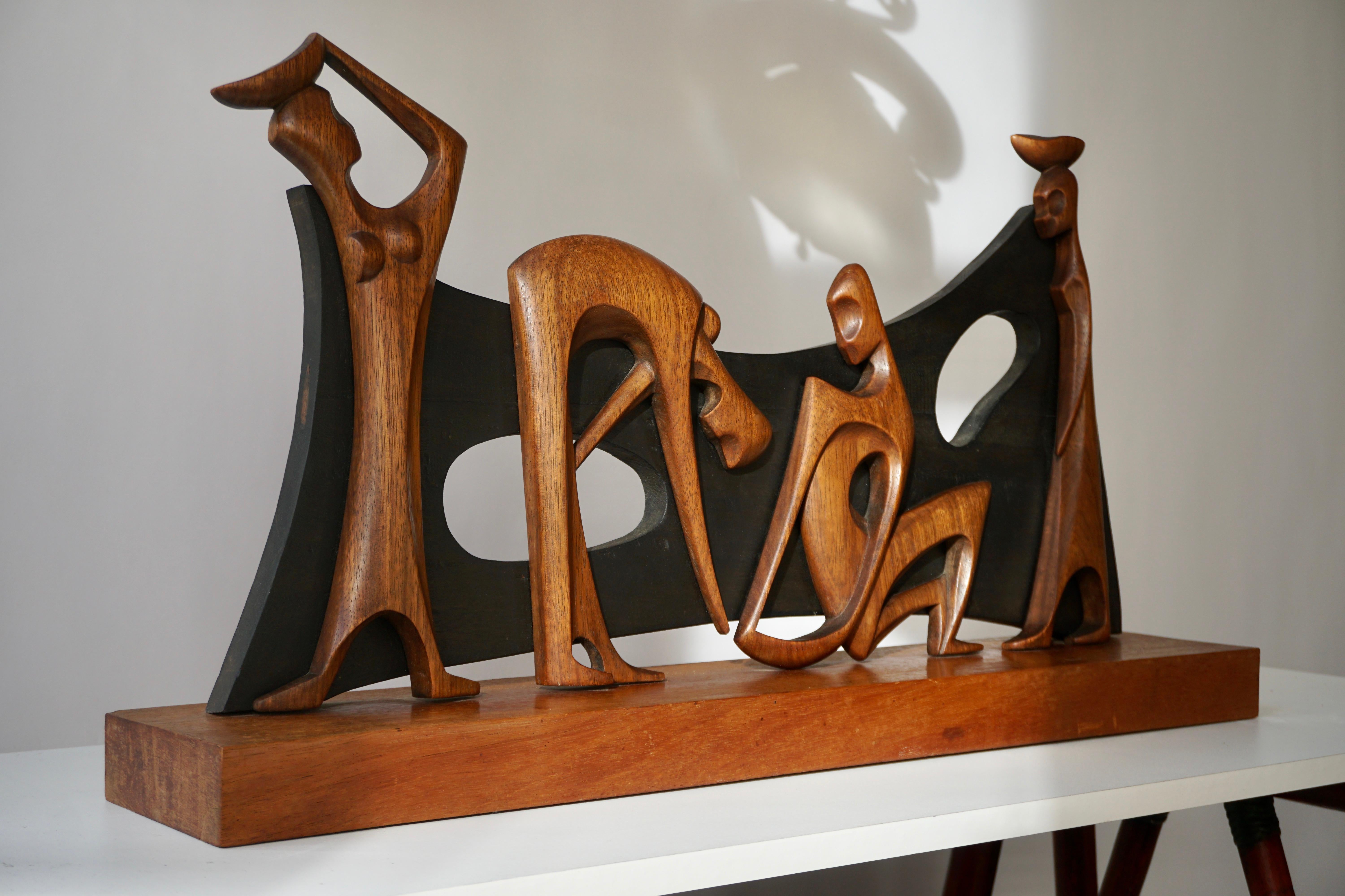 Figurative Holzskulptur von F Tamba (Moderne der Mitte des Jahrhunderts) im Angebot