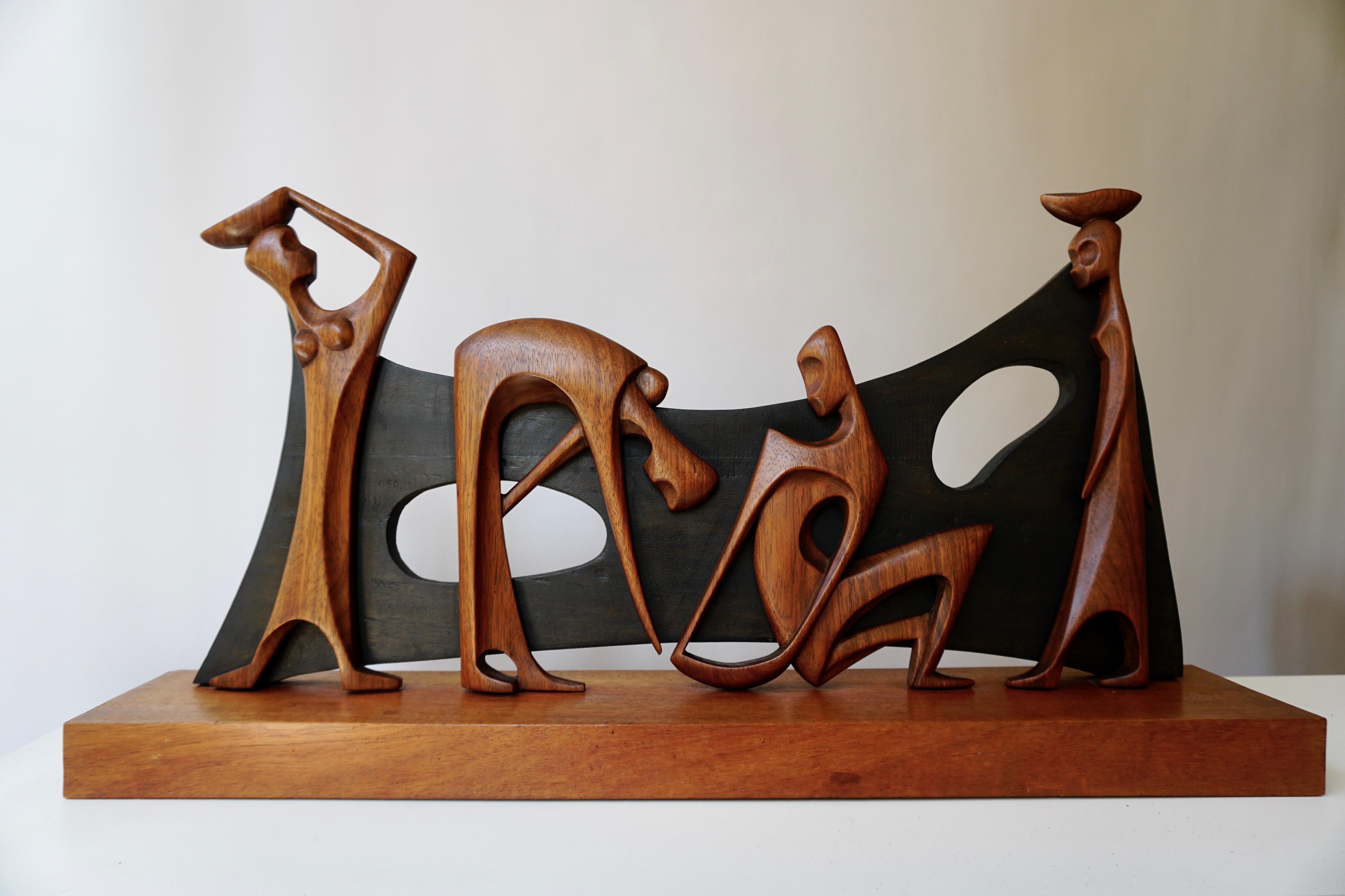 Sculpté à la main Sculpture figurative en bois par F Tamba en vente