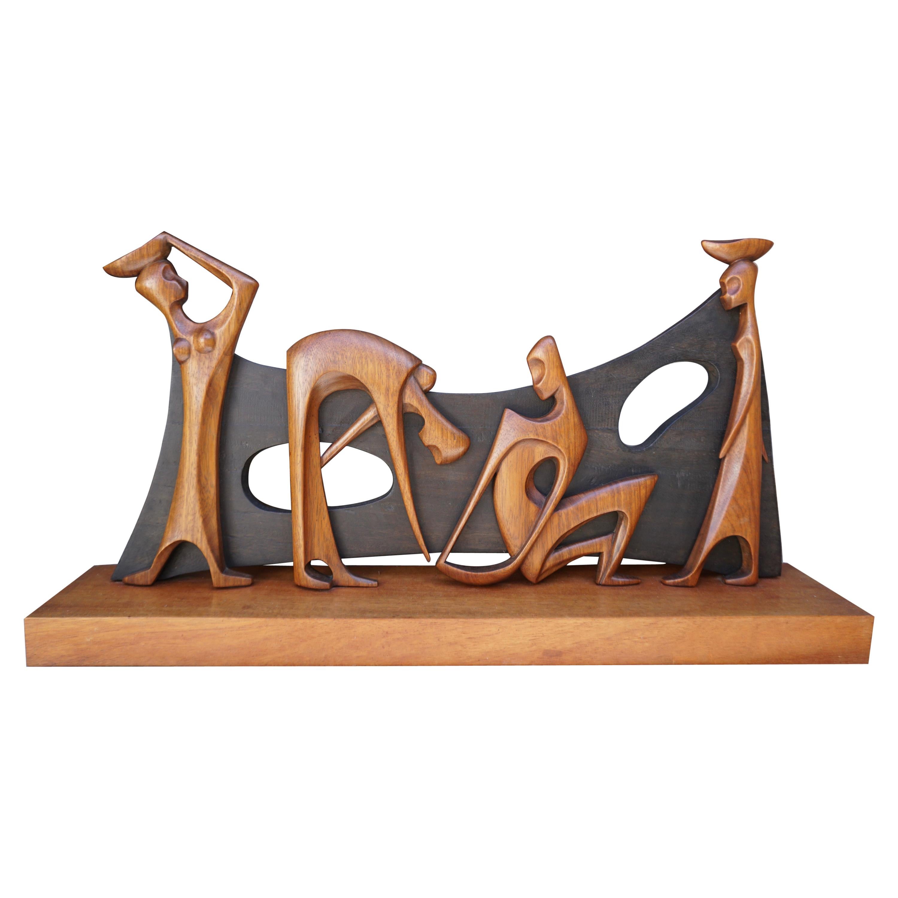 Sculpture figurative en bois par F Tamba en vente