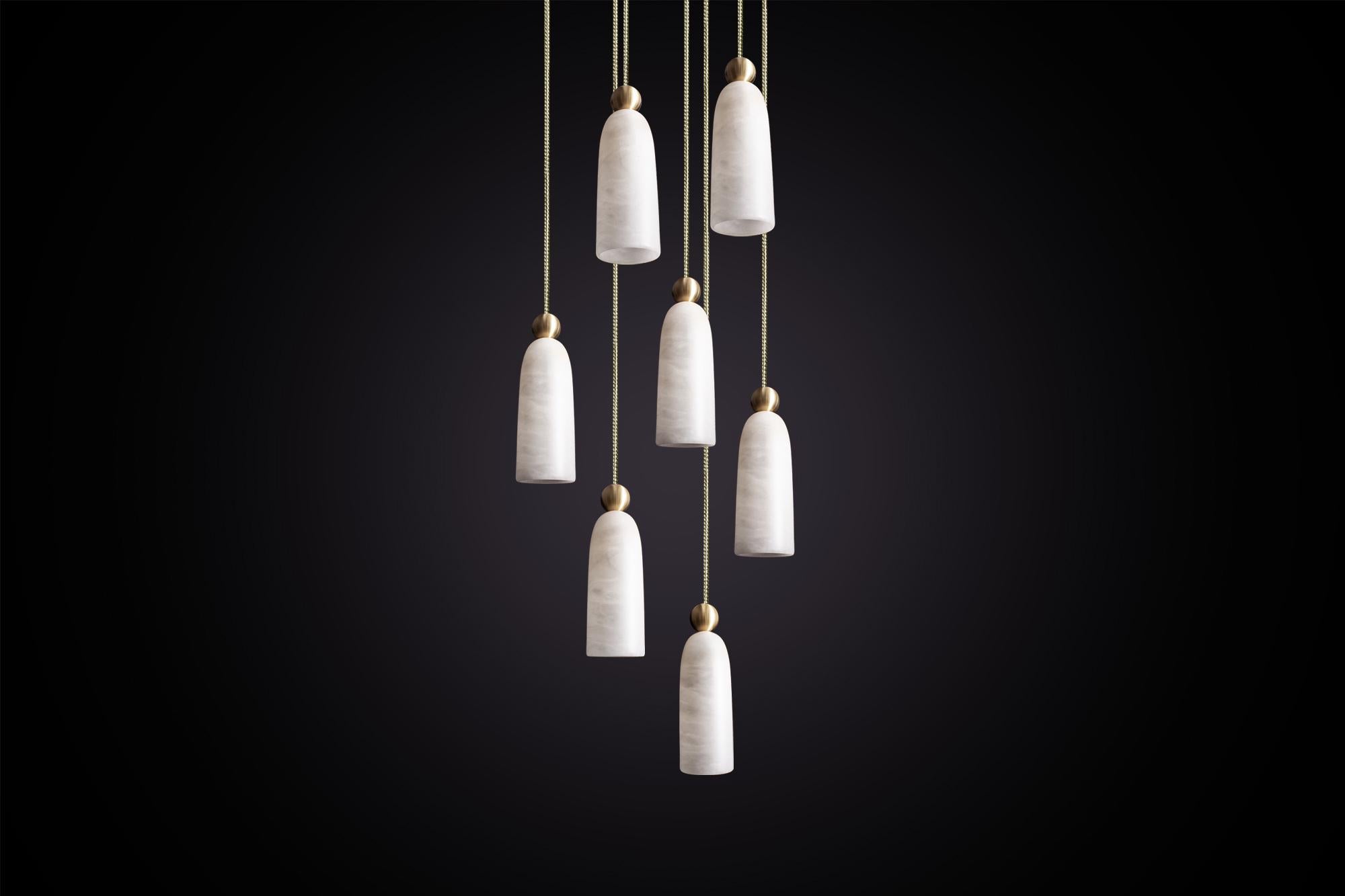 Inspiré par la notion de luxe tranquille, Figure est fabriqué à la main à partir d'albâtre et de laiton massif moulé. Le design est contemporain et intemporel, associant des matériaux naturels à une esthétique minimaliste.