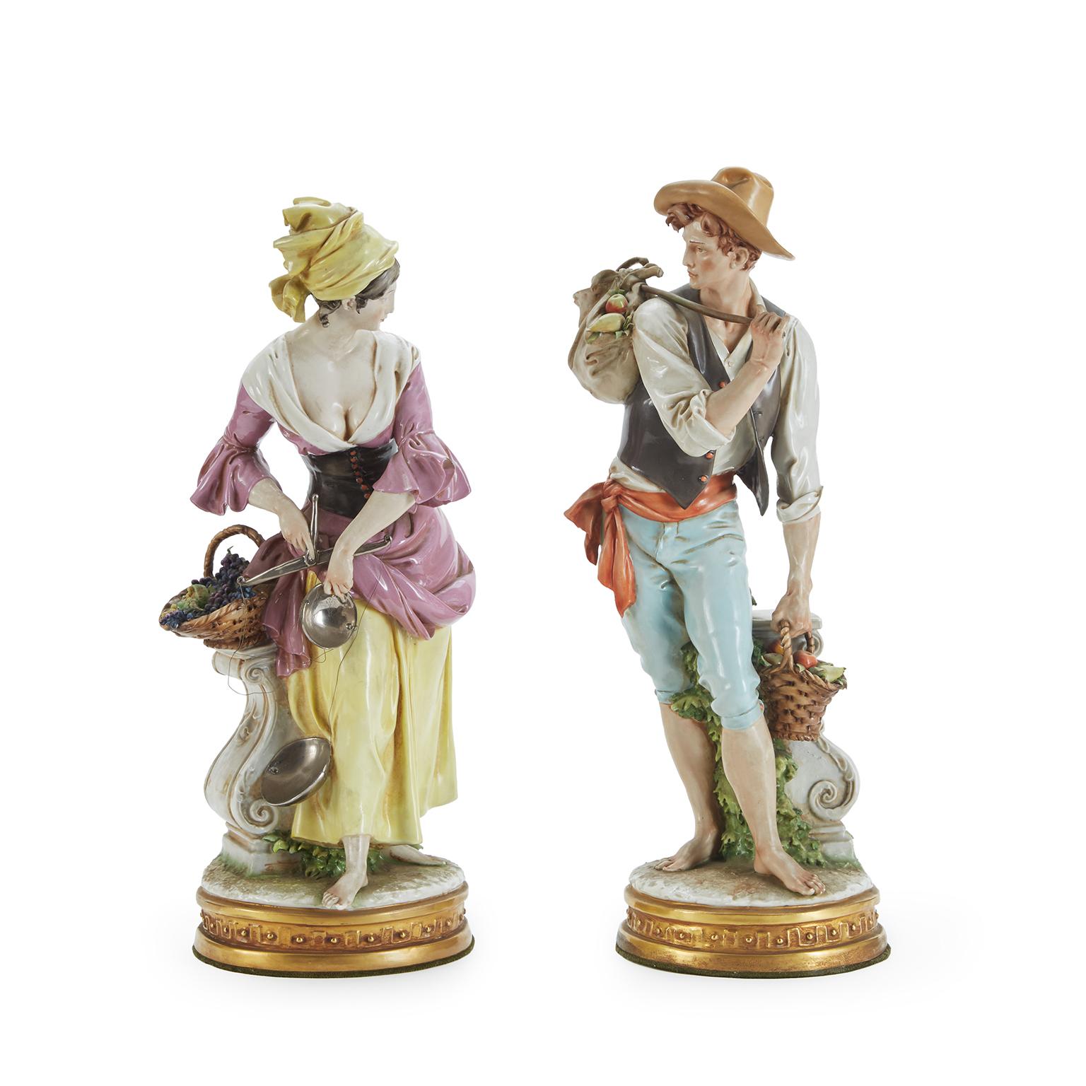 Coppia di Figure in Porcellana Policroma di Giuseppe Cappè raffiguranti Contadina e Contadino risalenti agli Anni 60 raffiguranti l'allegoria dell'abbondanza, due personaggi astanti con abiti agresti appoggiati ad un capitello bianco, decorato con
