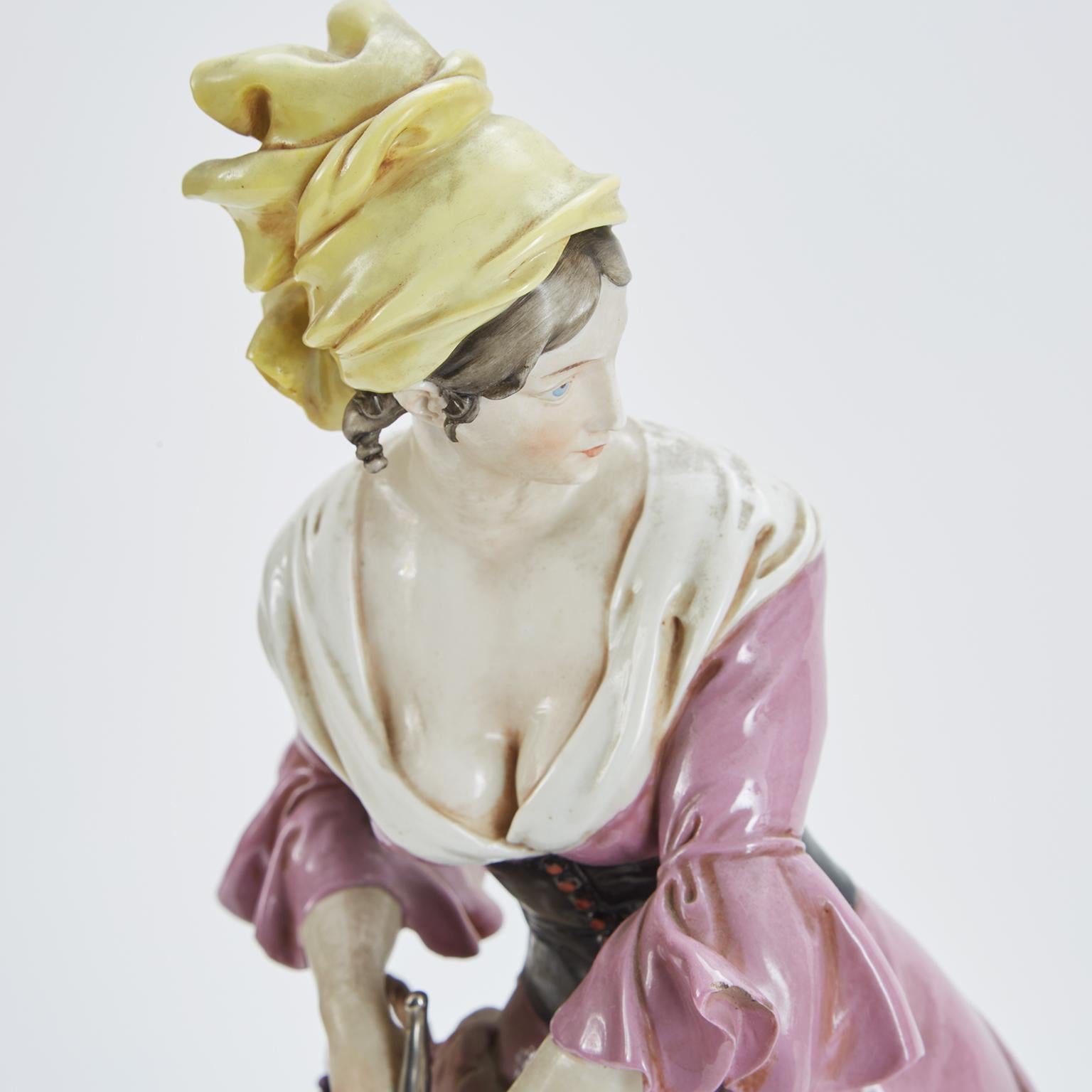 Figura di Contadini Porcellana Italiana Cappe 1960s Allegoria dell Abbondanza mediados del siglo XX en venta