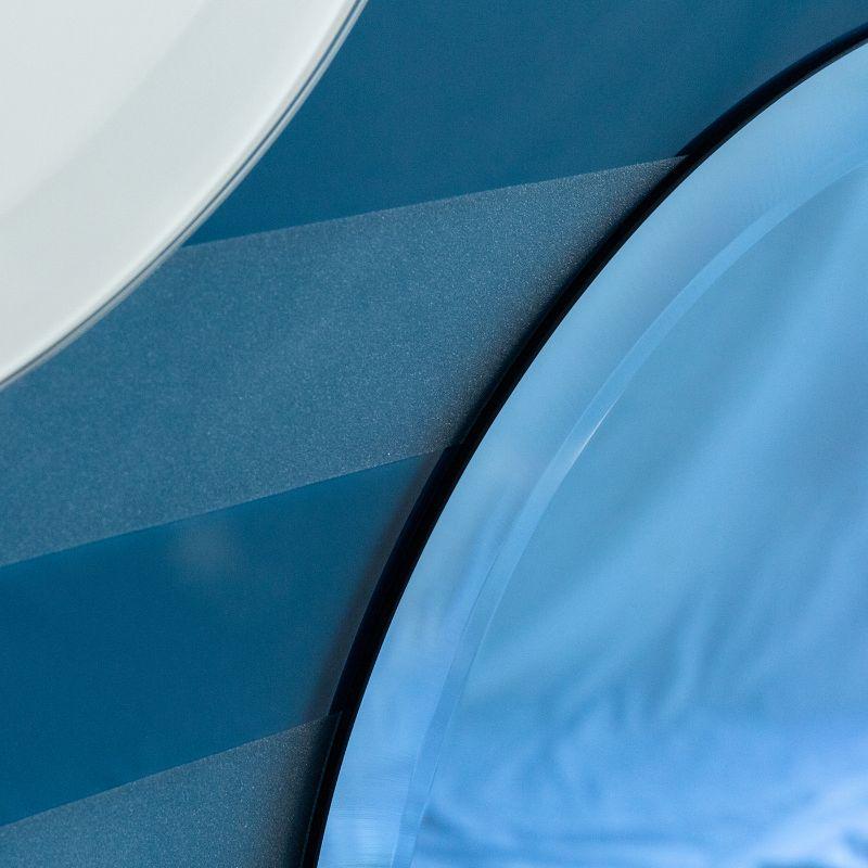 Ce miroir mural juxtapose des verres réfléchissants mats, brillants et colorés dans une disposition artistique pour créer un accessoire non conventionnel et frappant qui est autant une œuvre d'art qu'un miroir.

