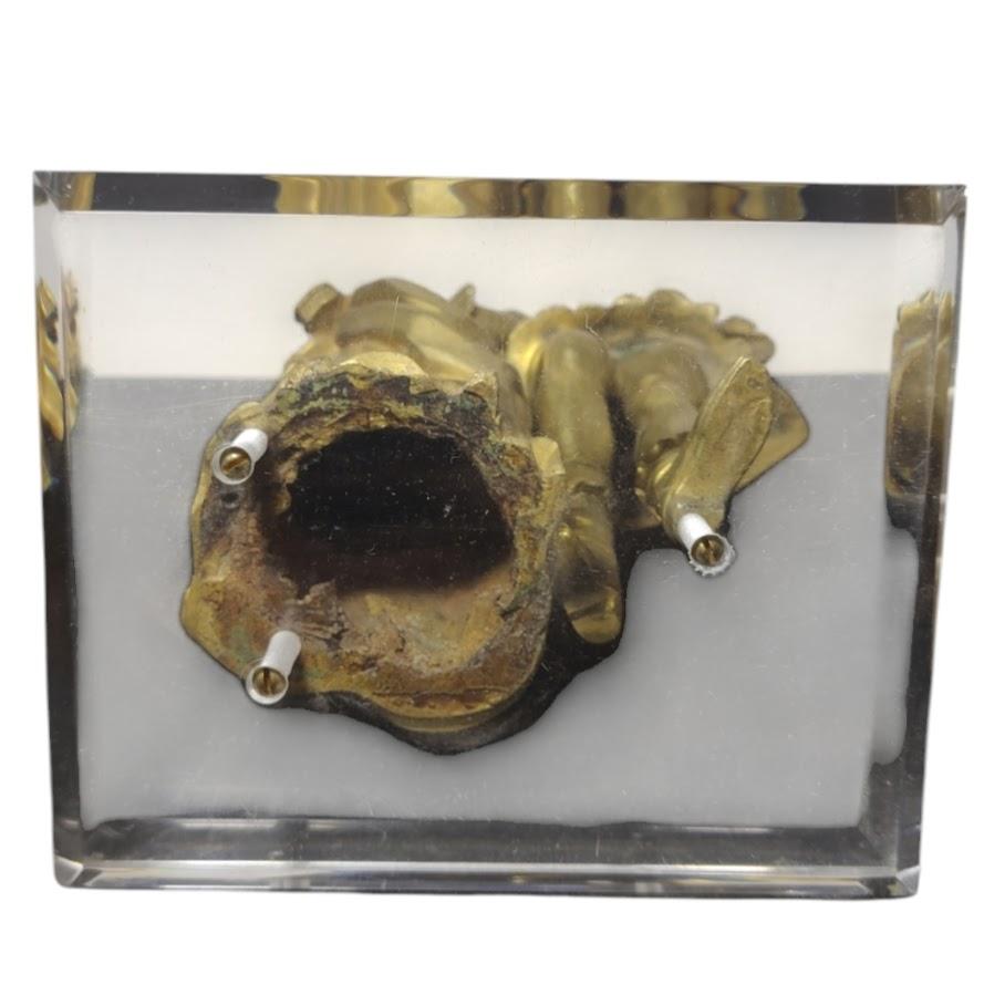 Vittoriano Figura di una coppia di innamorati, scena francese, in bronzo dorato, con base in acrilico in vendita