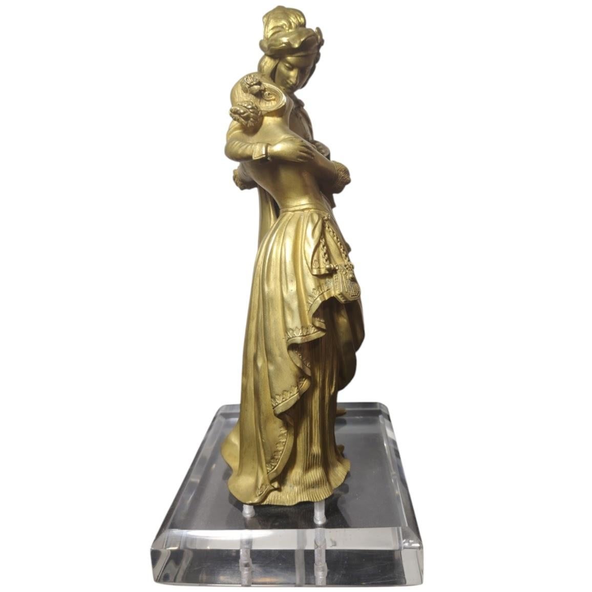 Francese Figura di una coppia di innamorati, scena francese, in bronzo dorato, con base in acrilico in vendita