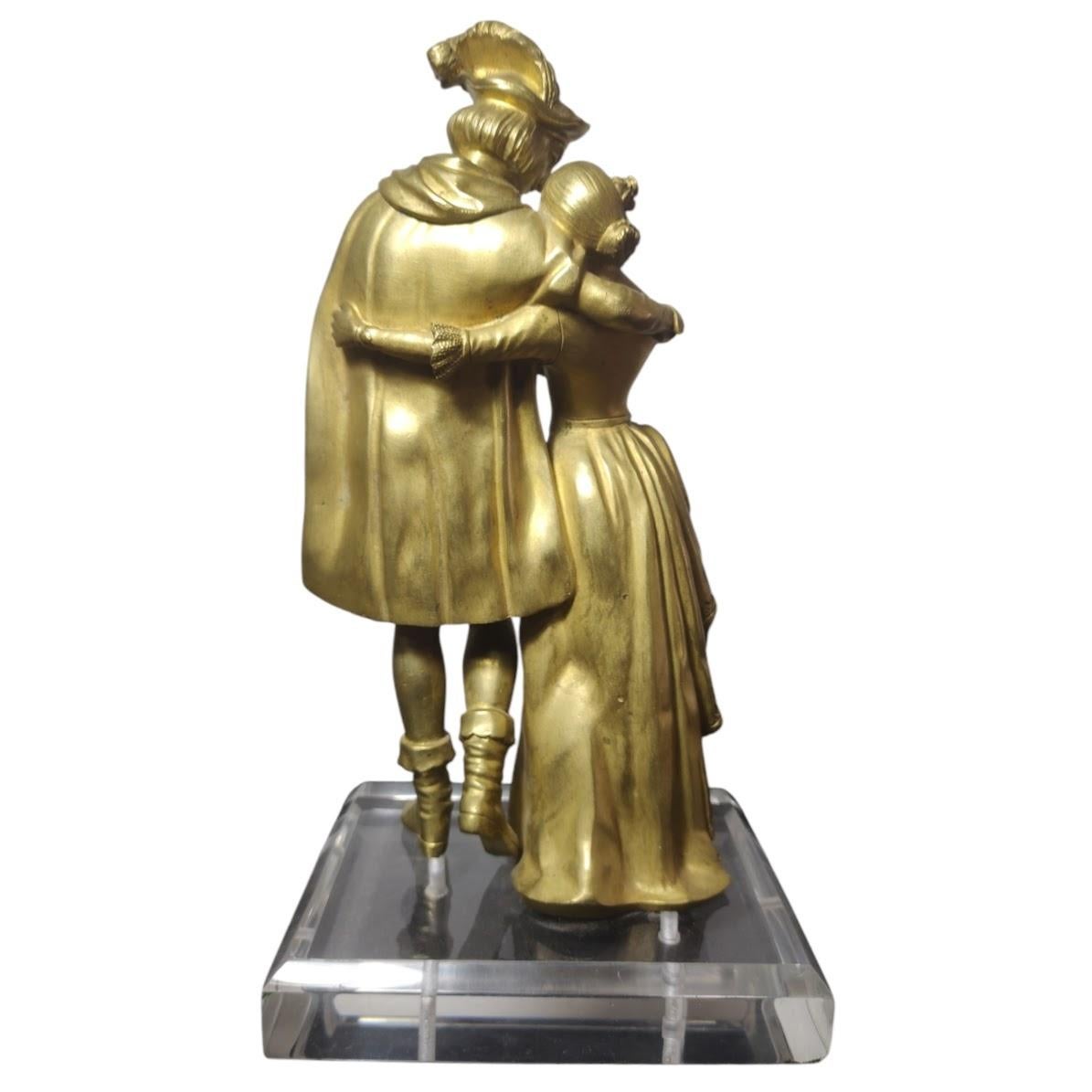 Figura di una coppia di innamorati, scena francese, in bronzo dorato, con base in acrilico In condizioni buone in vendita a Ciudad Autónoma Buenos Aires, AR
