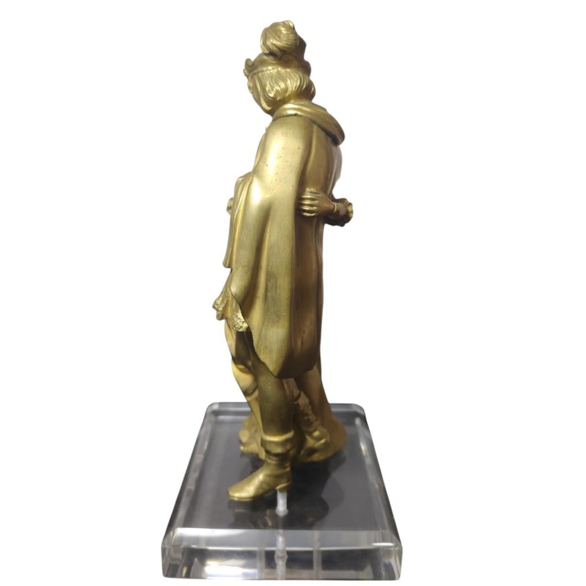 XIX secolo Figura di una coppia di innamorati, scena francese, in bronzo dorato, con base in acrilico in vendita