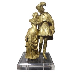 Figura de pareja enamorada, escena francesa, en bronce dorado, con base acrílica